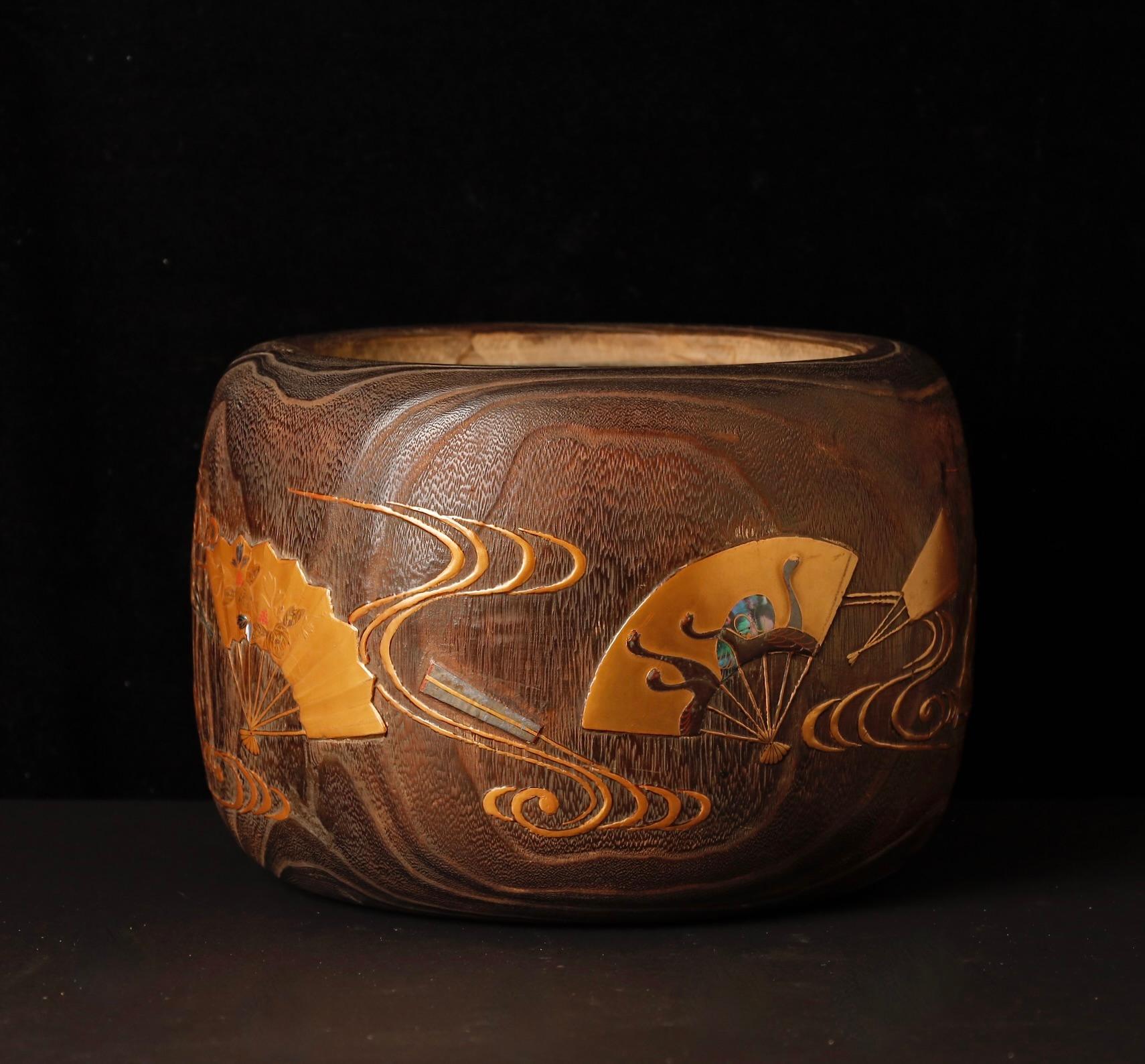 Exceptional Pair of Japanese Hibachi with Makie Lacquer – Edo to Meiji Period, 1 For Sale 3