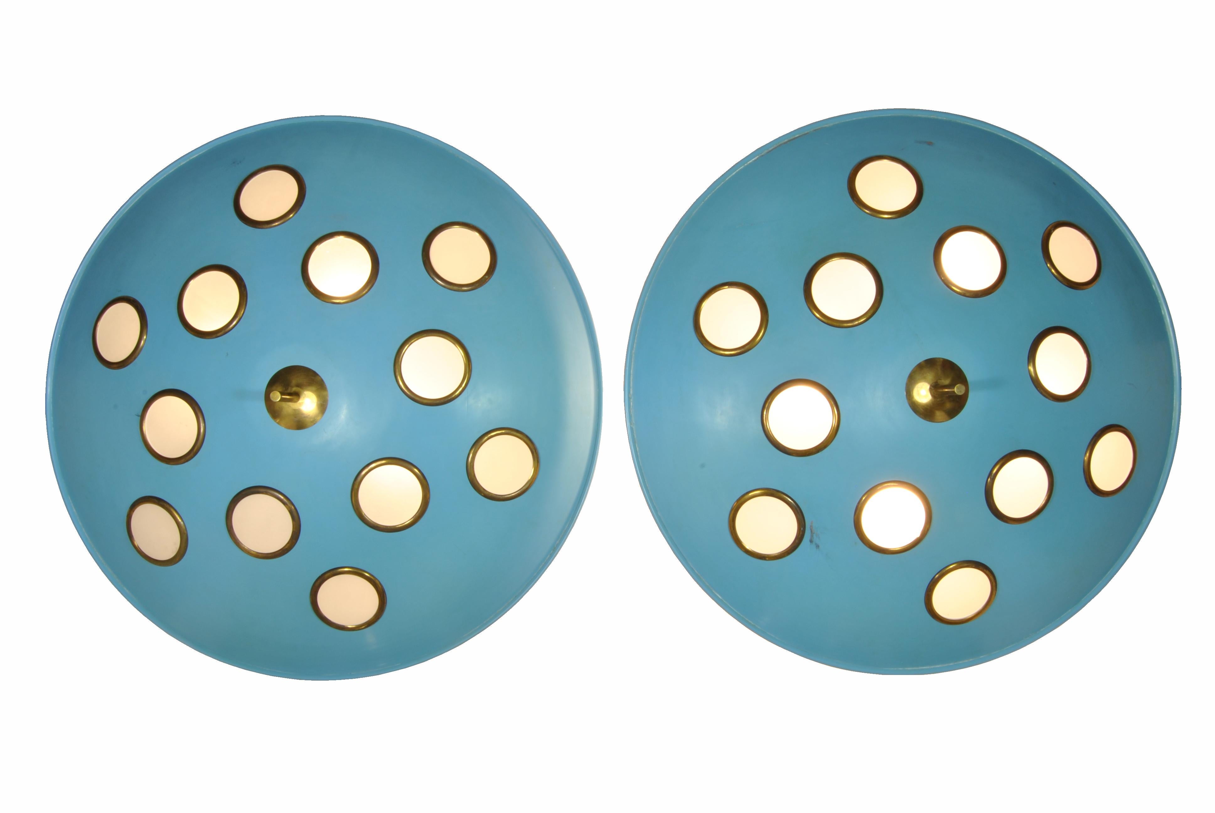 Exceptional pair of blue metal lamps with brass details and diffuser elements in sandblasted glass, produced by Lumen, Italy, 1960.
Bibliography:
- Original catalog Lumen Italia.
