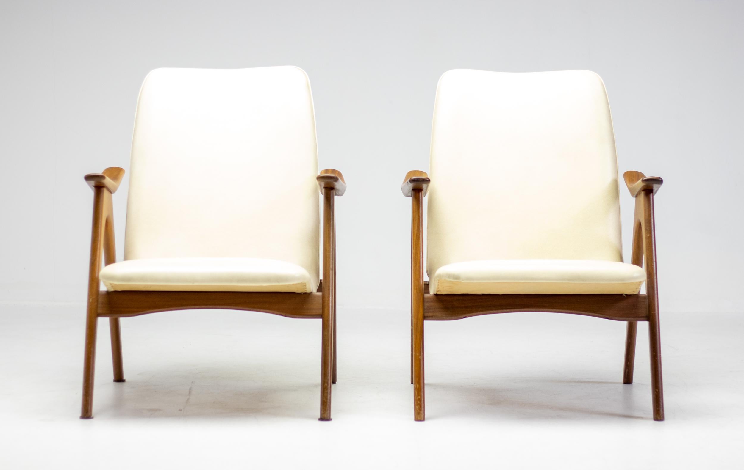 Mid-Century Modern Exceptionnelle paire de chaises longues en noyer de Louis Van Teeffelen en vente