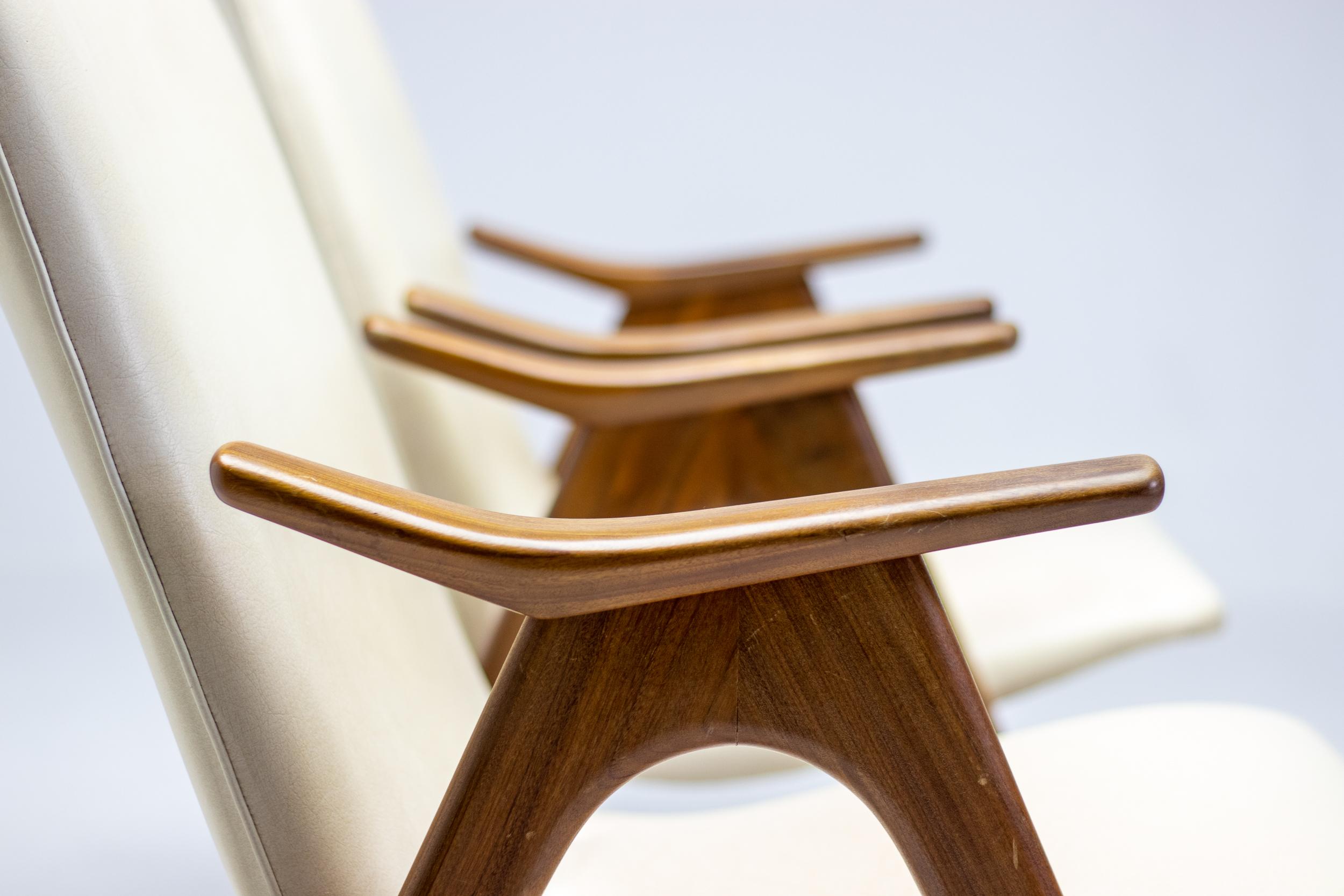Naugahyde Exceptionnelle paire de chaises longues en noyer de Louis Van Teeffelen en vente