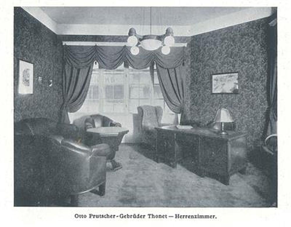 Sièges exceptionnellement rares d'Otto Prutscher
Numéro : 5277
Dimensions (H x L) : 77 × 85 cm
MATERIAL : Bois de hêtre
Design/One : Otto Prutscher (1880-1949)
Style : Bois courbé
Fabricant : Gebrüder Thonet, Vienne
Provenance : Vienne, vers