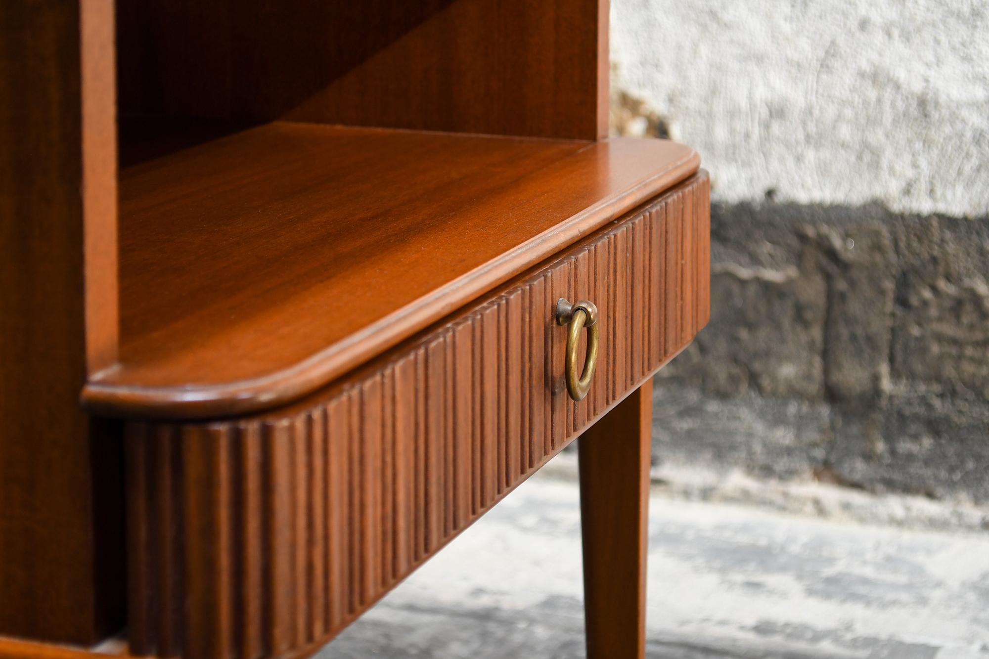 Mid-Century Modern Exceptional Pair of Mahogany Night Stands or End Tables