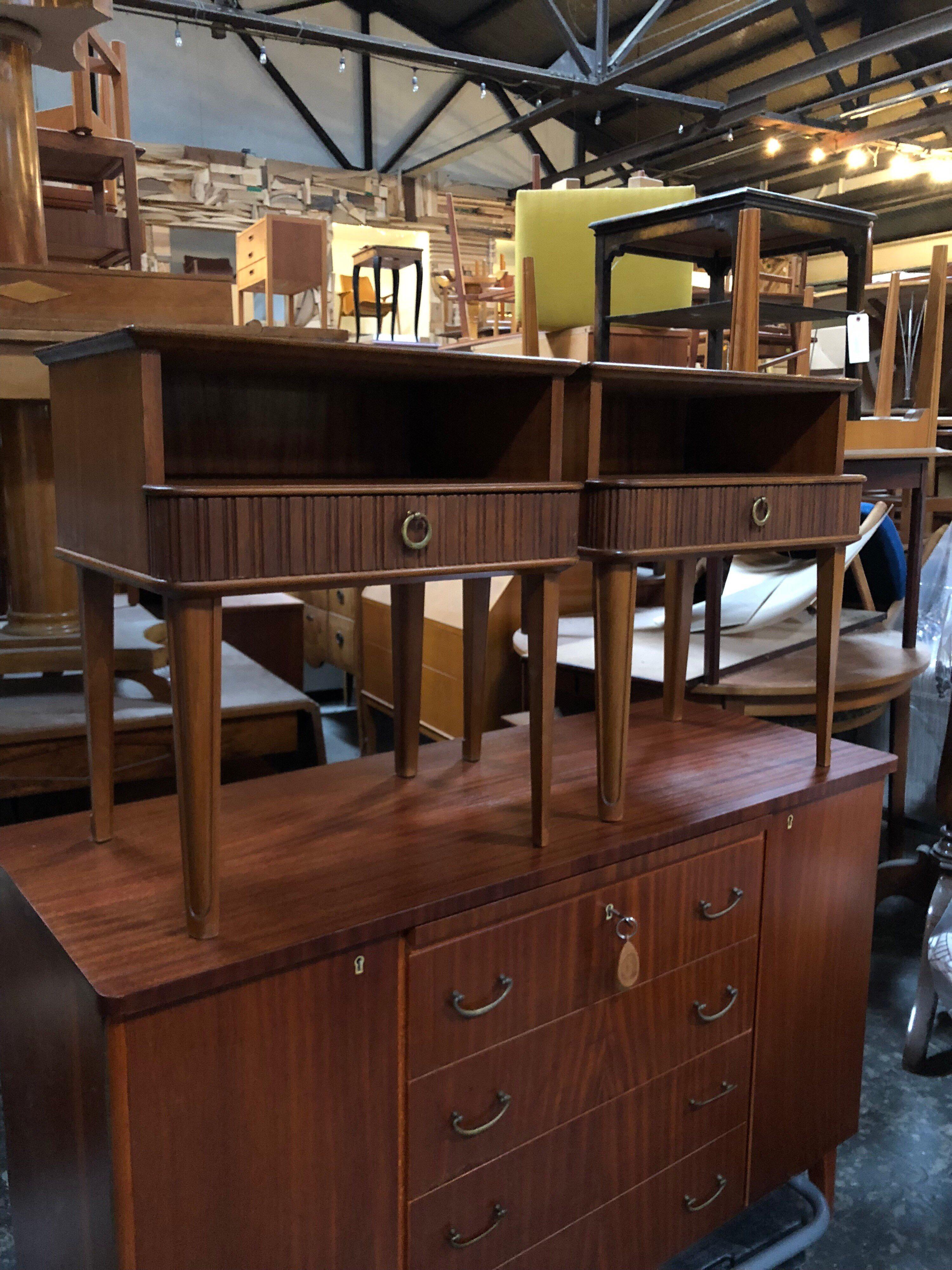 Exceptional Pair of Mahogany Night Stands or End Tables In Good Condition In Atlanta, GA