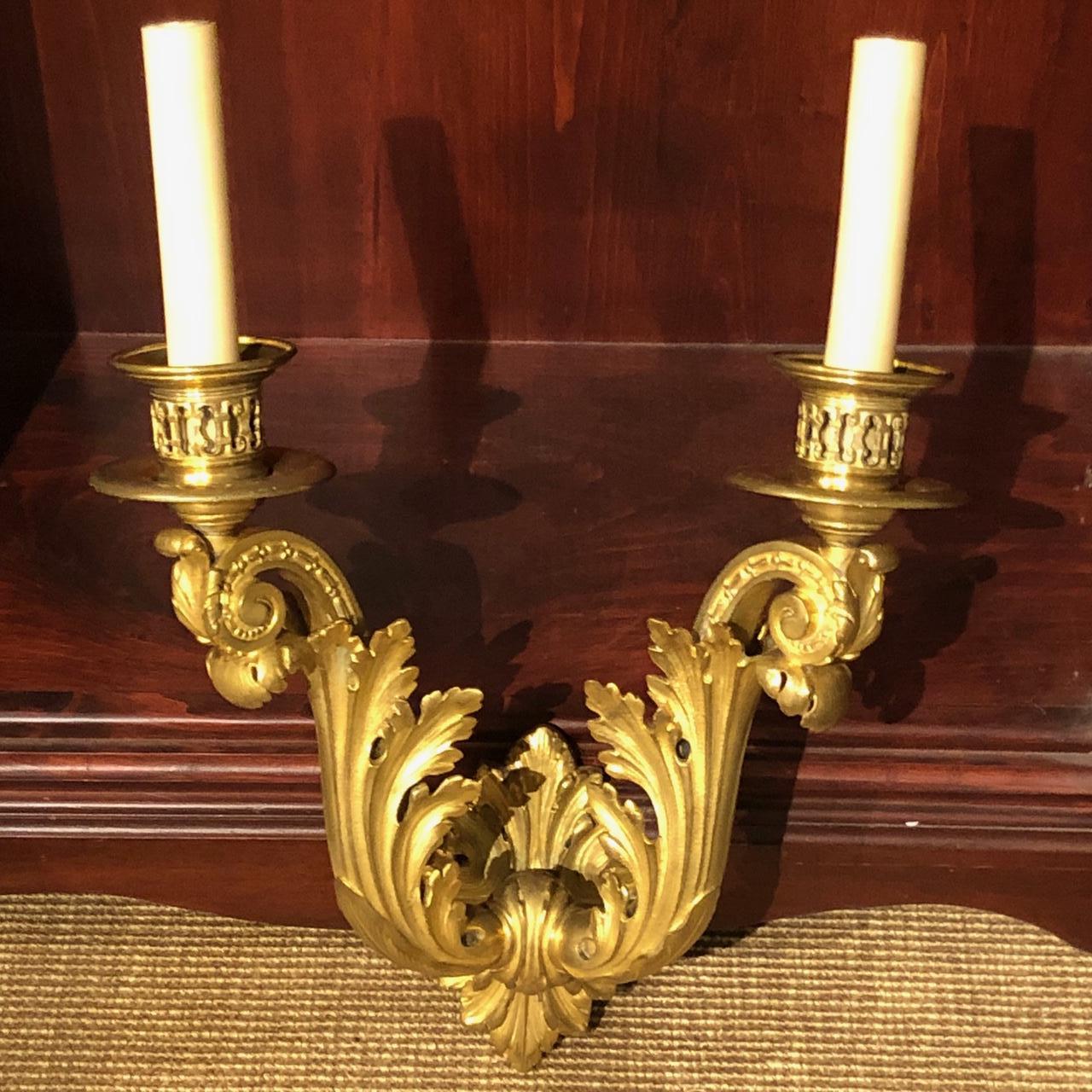 Pareja de raros apliques Laurel de bronce dorado de Edward F. Caldwell & Co., circa 1910-1920
Diseño elegante y fundición detallada - Cada una con dos soportes de luz, sobre volutas magníficamente talladas , cableadas y electrificadas. 

Inusual y