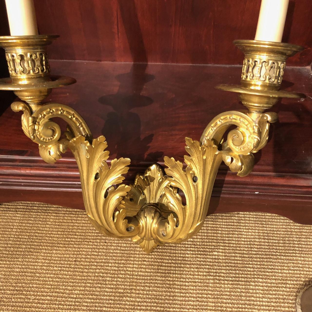 Excepcional  Pareja de candelabros neoclásicos de bronce dorado de E. F. A. Caldwell Neoclásico en venta