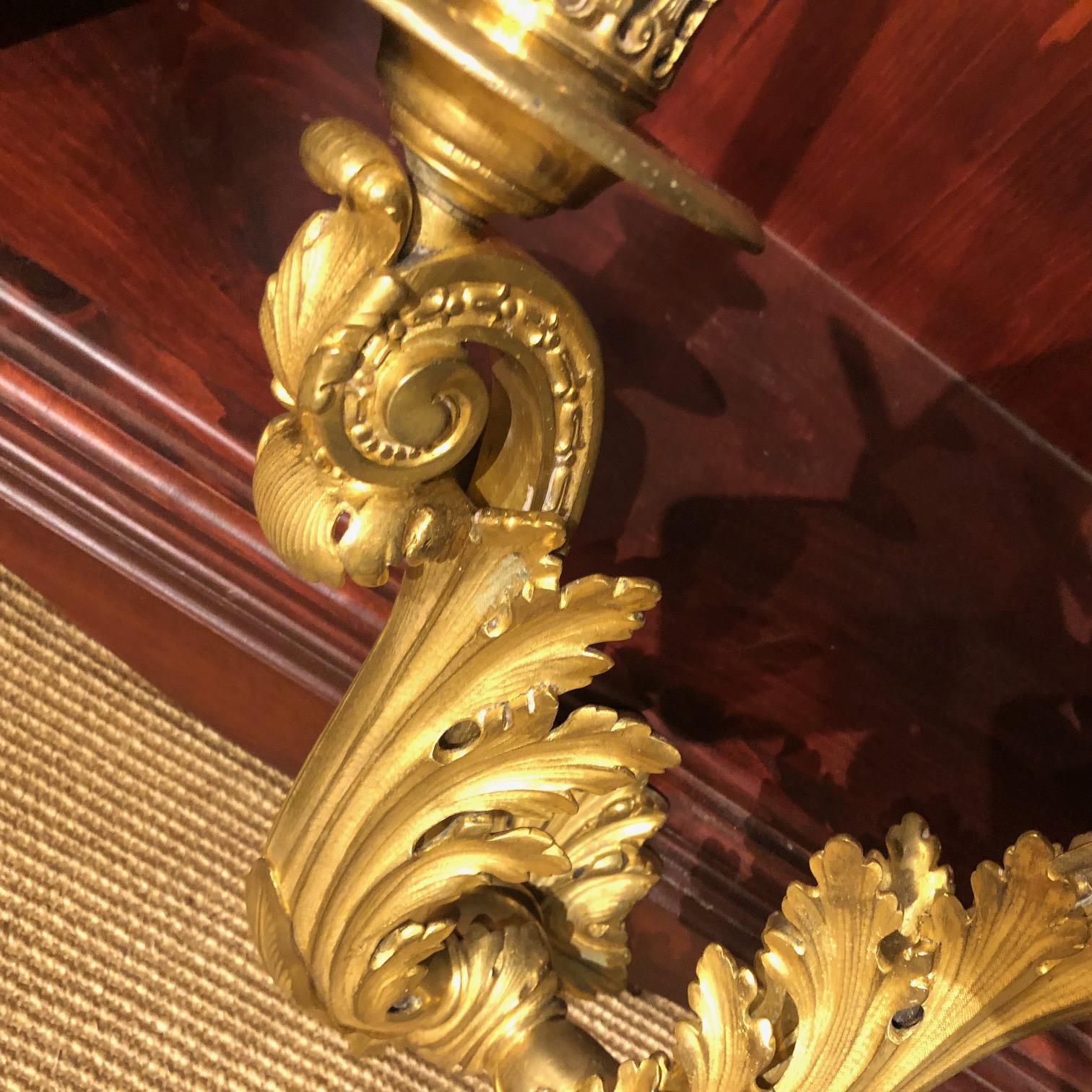 Excepcional  Pareja de candelabros neoclásicos de bronce dorado de E. F. A. Caldwell Estadounidense en venta