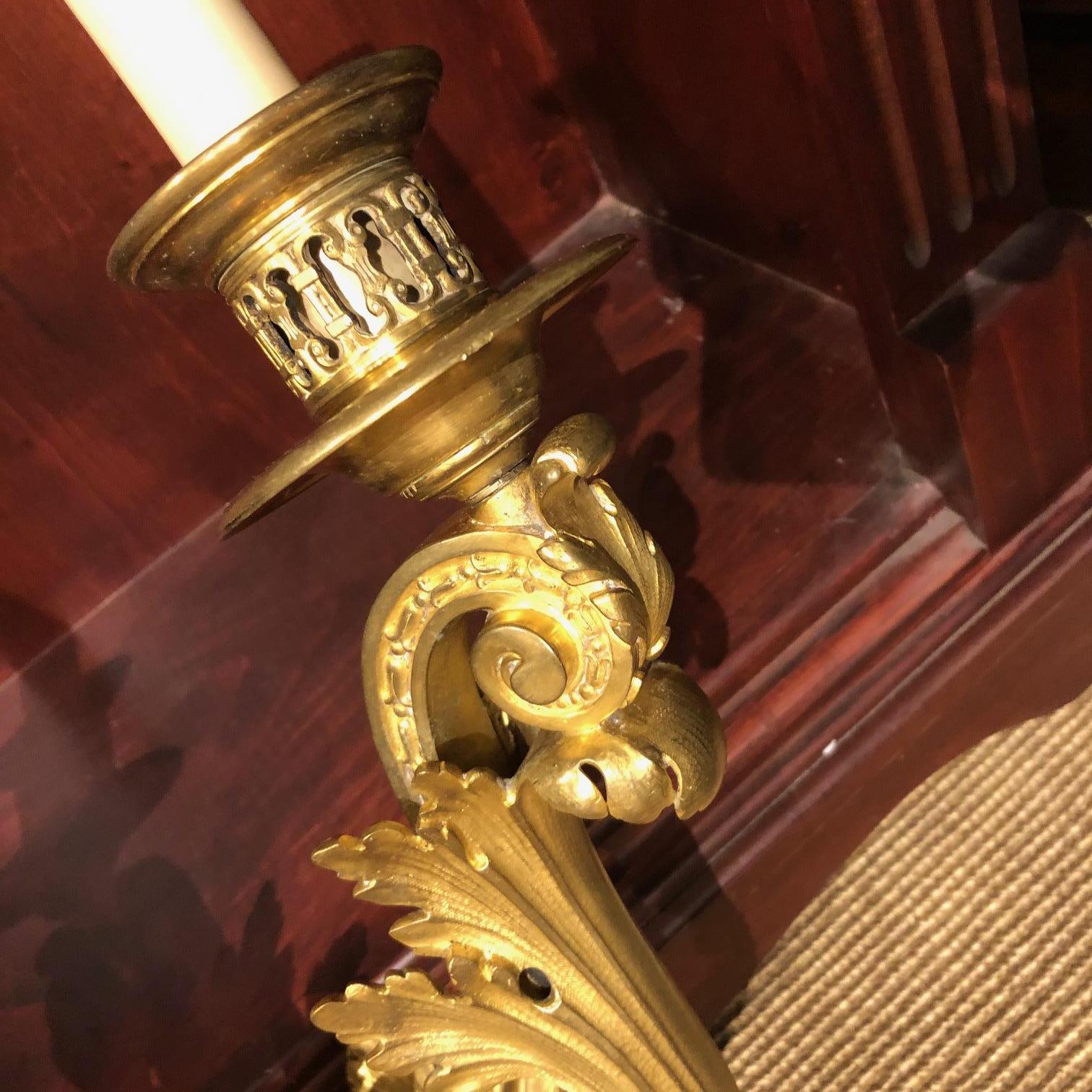 Excepcional  Pareja de candelabros neoclásicos de bronce dorado de E. F. A. Caldwell Dorado en venta