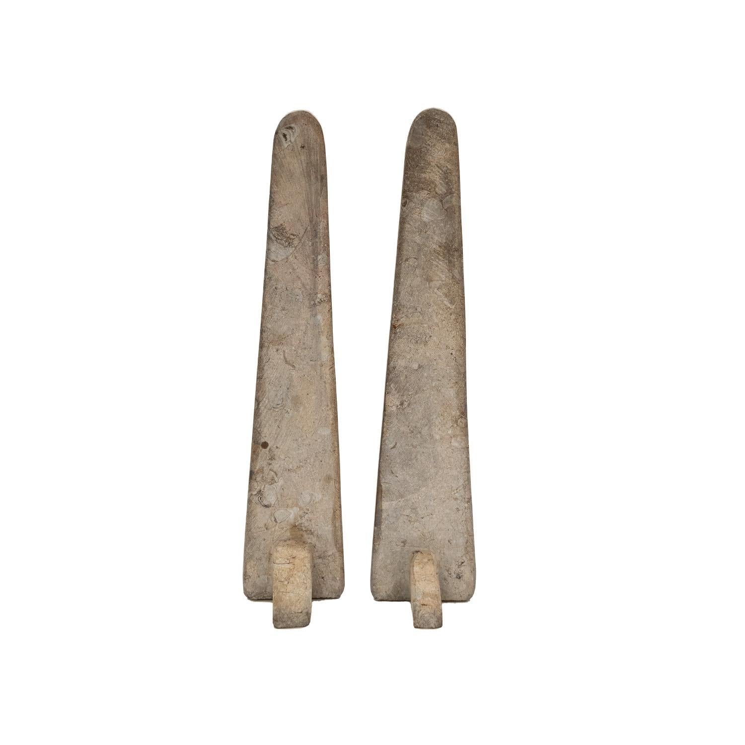 Außergewöhnliches Paar obeliskförmiger Fossil-Skulpturen, 1980er Jahre (Handgefertigt) im Angebot