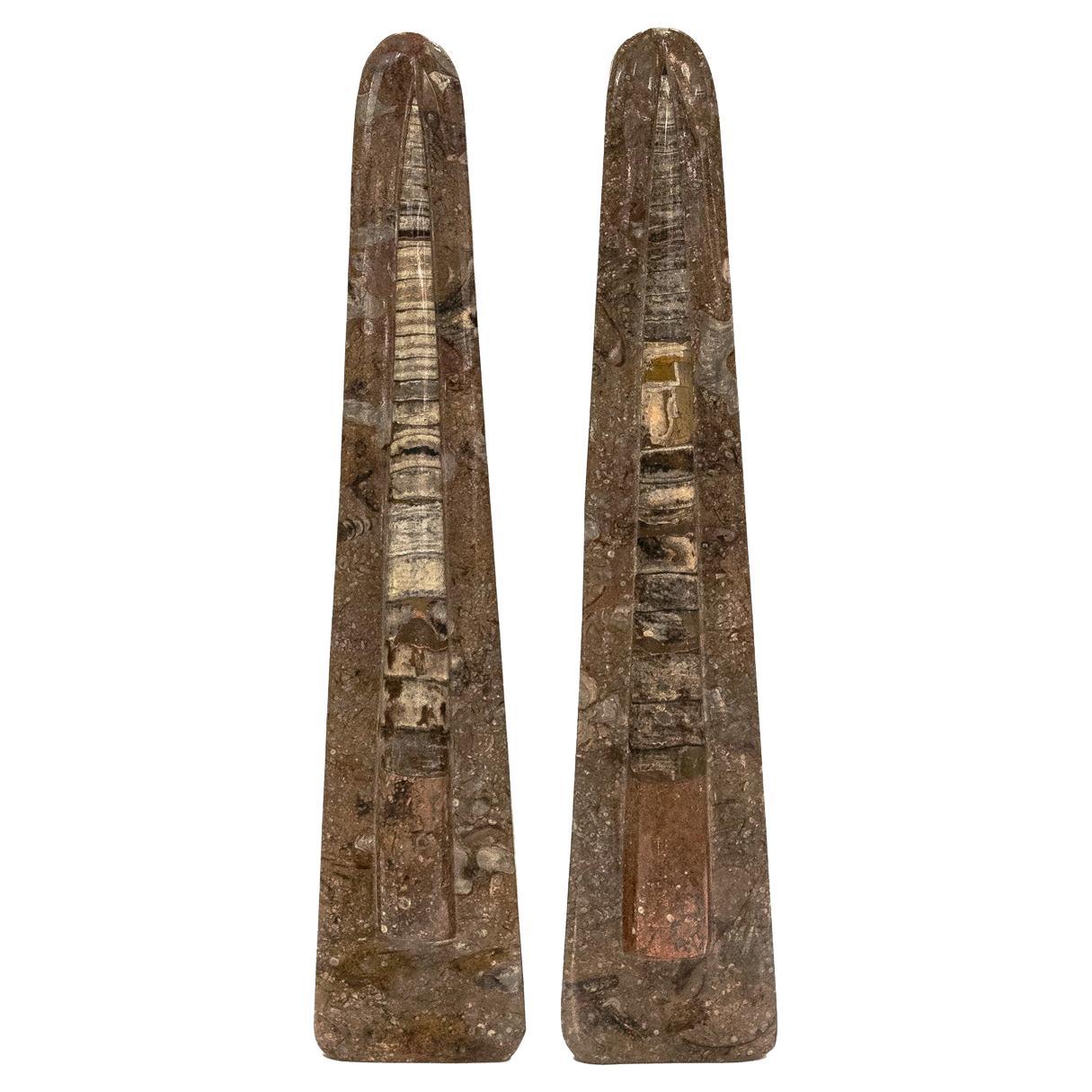 Exceptionnelle paire de sculptures fossiles en forme d'obélisque des années 1980