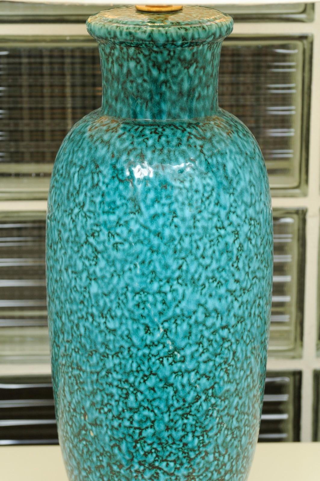Laiton Exceptionnelle paire de lampes en céramique italienne restaurée en turquoise:: circa 1960 en vente