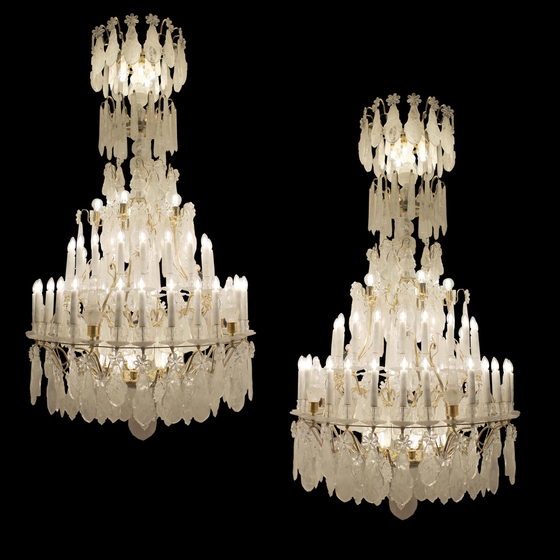 Anglais Exceptionnelle paire de lustres en cristal de roche dans le style classique Louis XV en vente