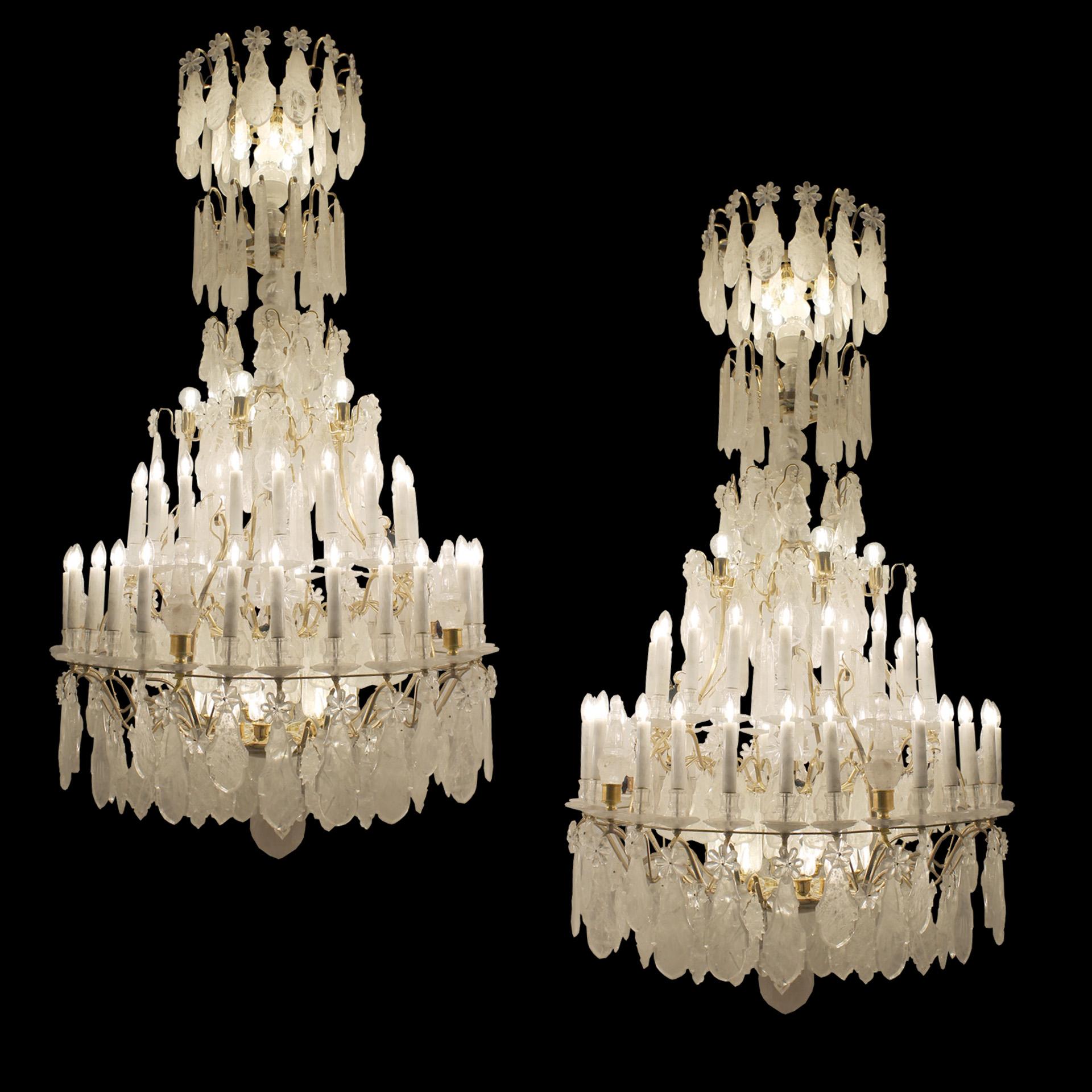 Außergewöhnliches Baccarat-Kronleuchterpaar aus Bergkristall  klassisch  H230Cm  B120cm (Louis XV.) im Angebot