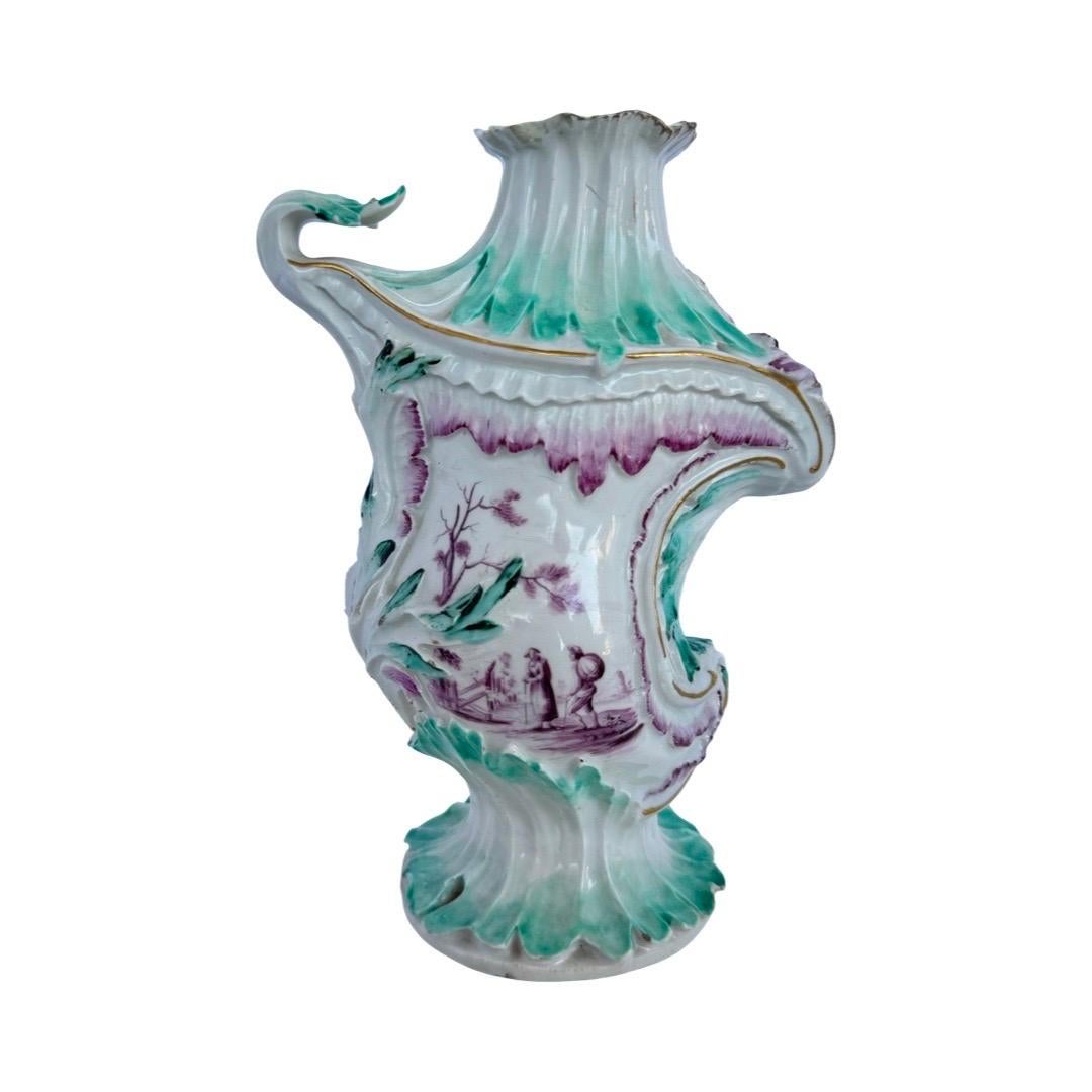 Britannico Eccezionale coppia di vasi in porcellana rococò di Derby, Inghilterra, 1755-1765 ca. in vendita