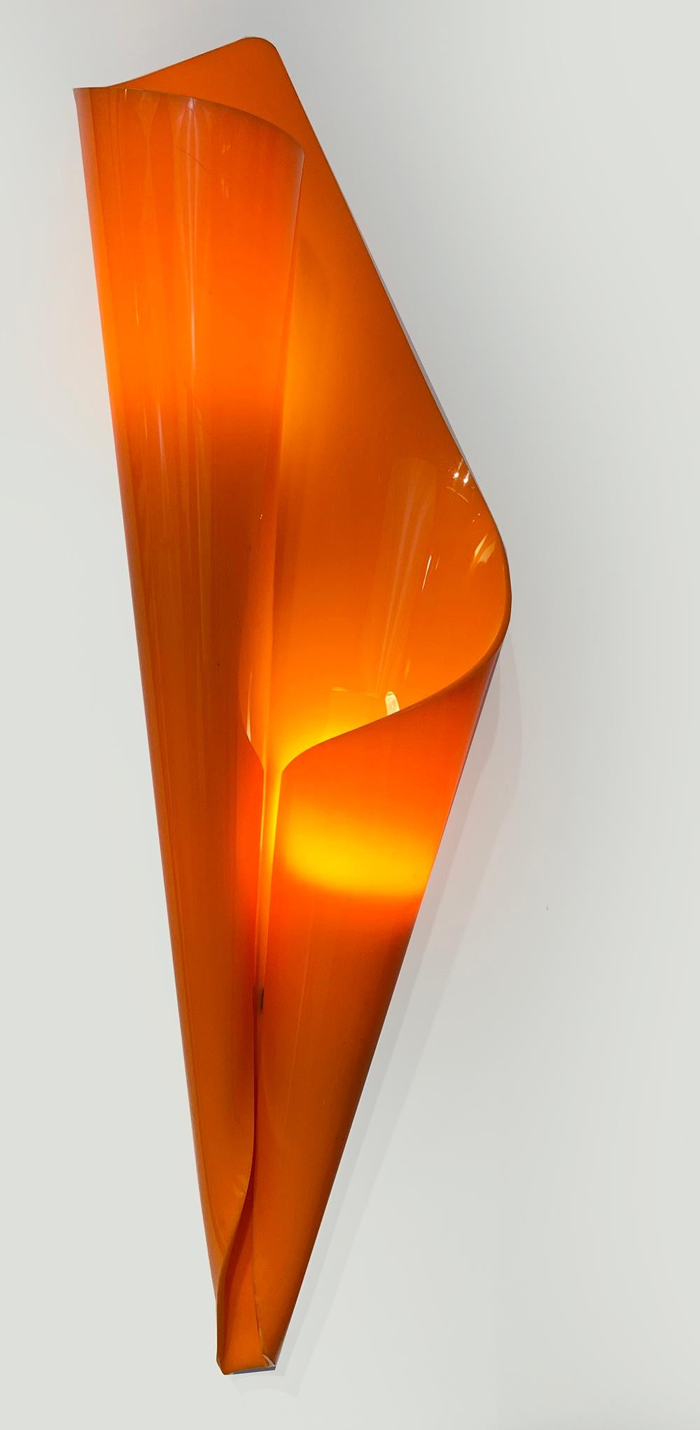 Extrem seltene, skulpturale Mid-Century Modern Lucite Paar Wandleuchter in orange und gelb gefärbt. 
Entworfen von Hanns Hoffmann-Lederer in den 1950er Jahren für Heinz Hecht, Darmstadt, Deutschland.
 
