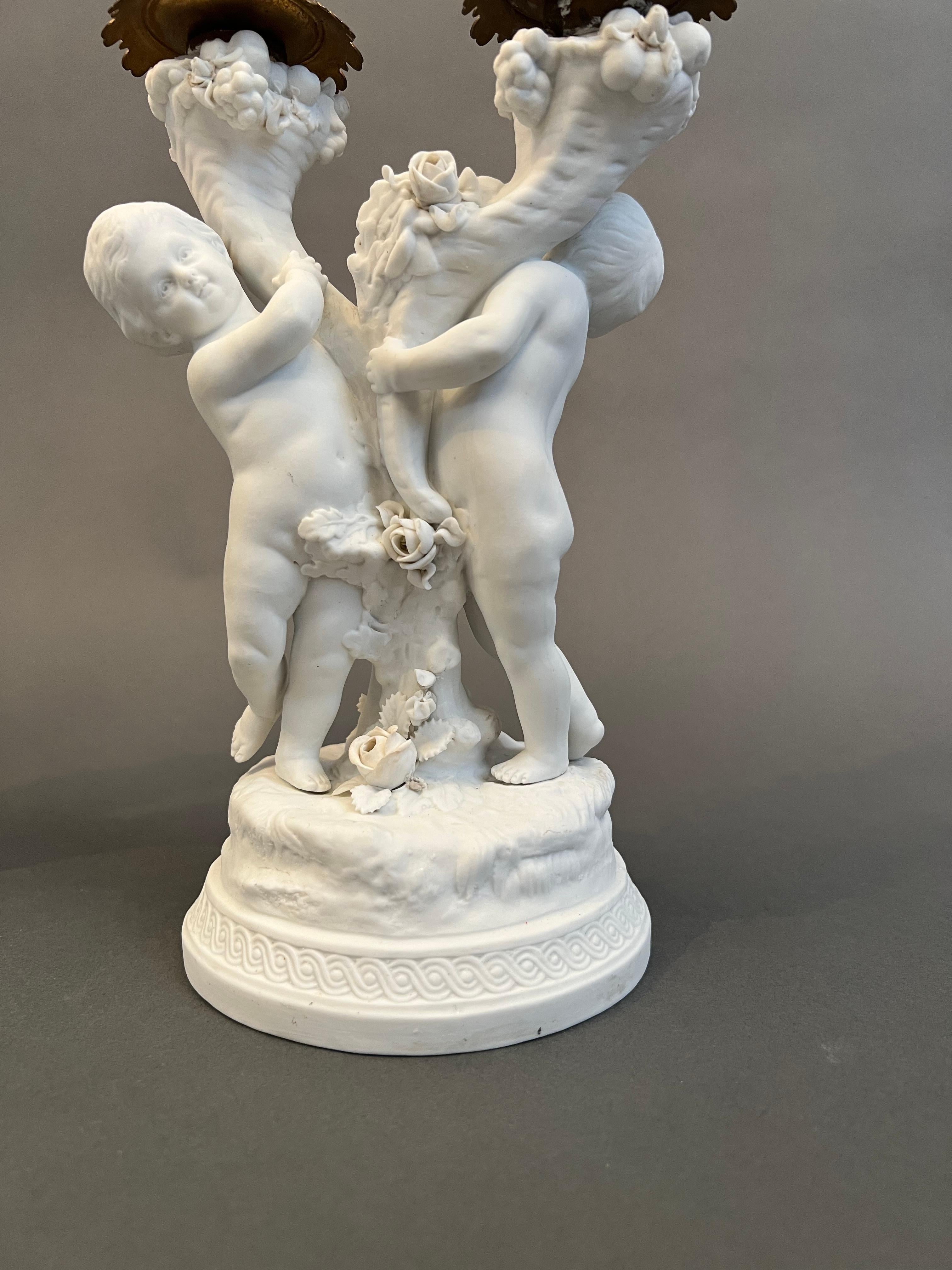 XIX secolo Eccezionale coppia di portacandele in bronzo e biscotto di Sèvres (1758-1815) in vendita