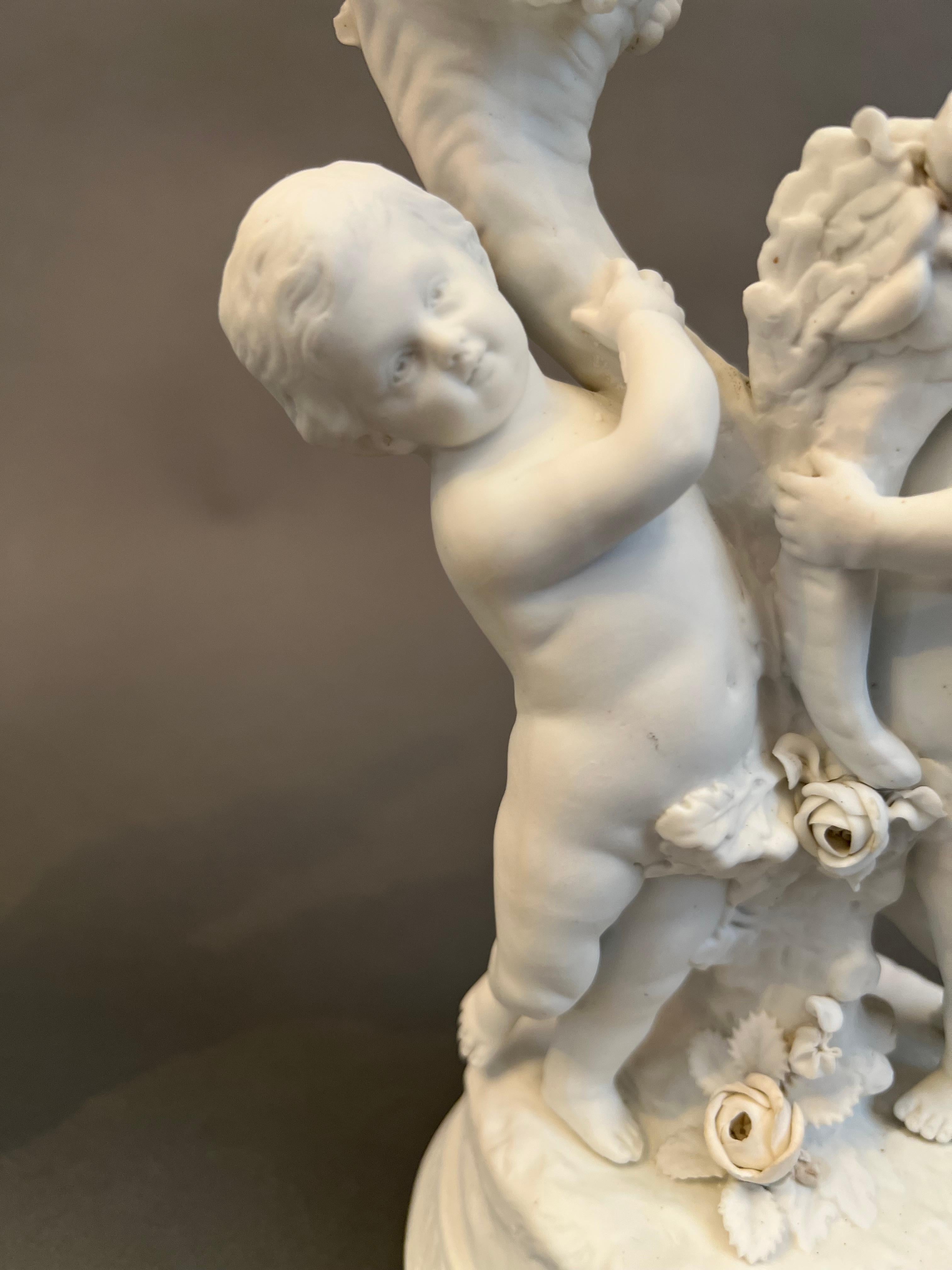 Porcellana Eccezionale coppia di portacandele in bronzo e biscotto di Sèvres (1758-1815) in vendita