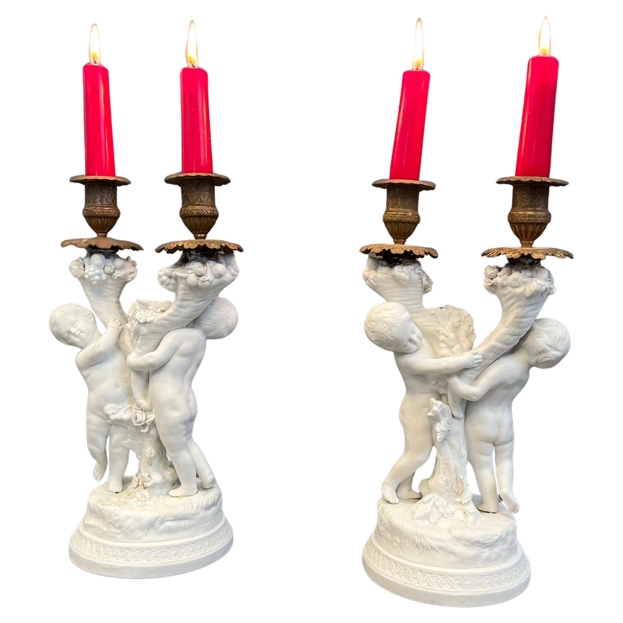 Exceptionnelle paire de bougeoirs en biscuit et bronze de Sèvres (1758-1815)