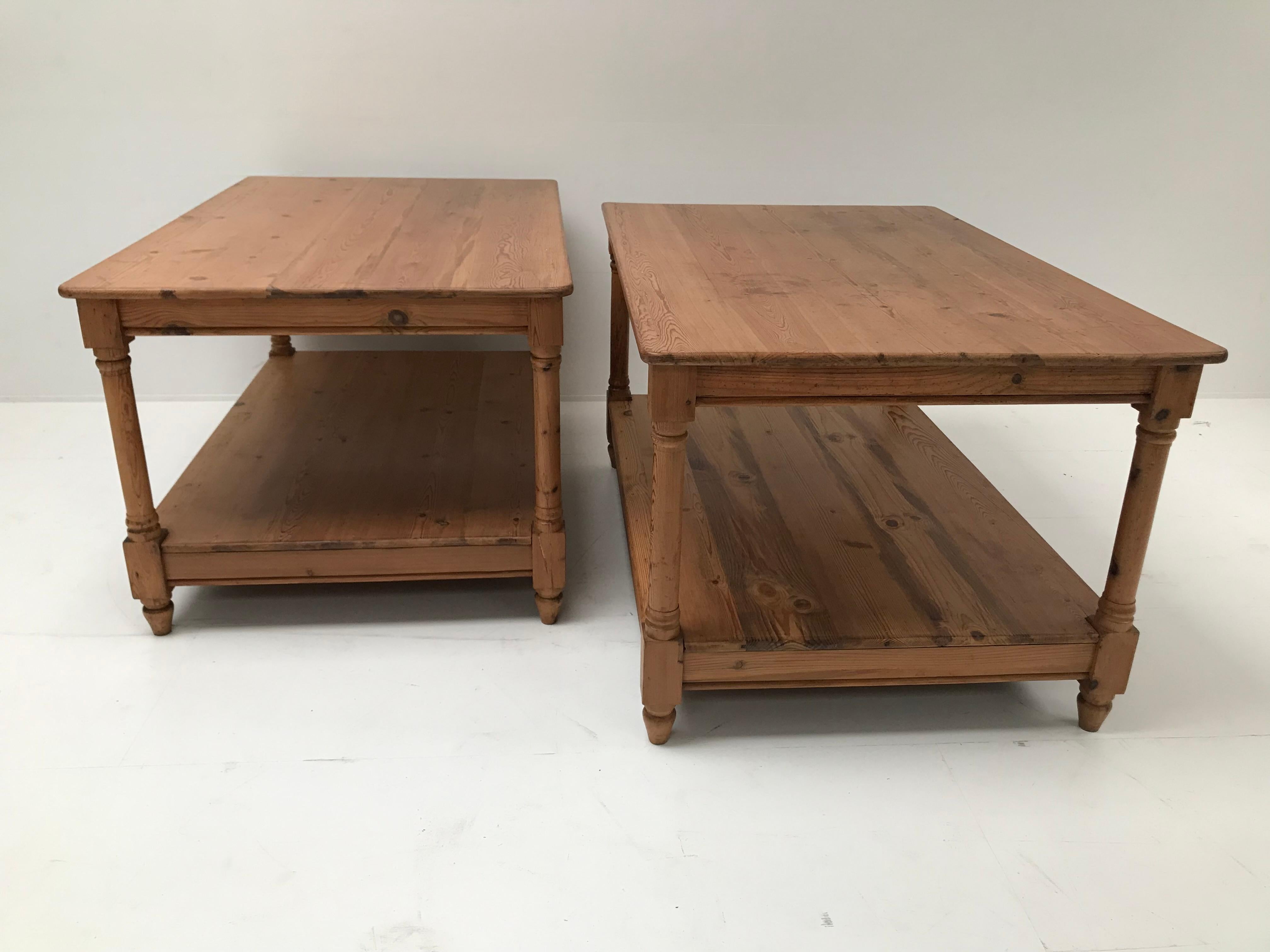 Paire exceptionnelle de petites tables à tiroirs en vente 4