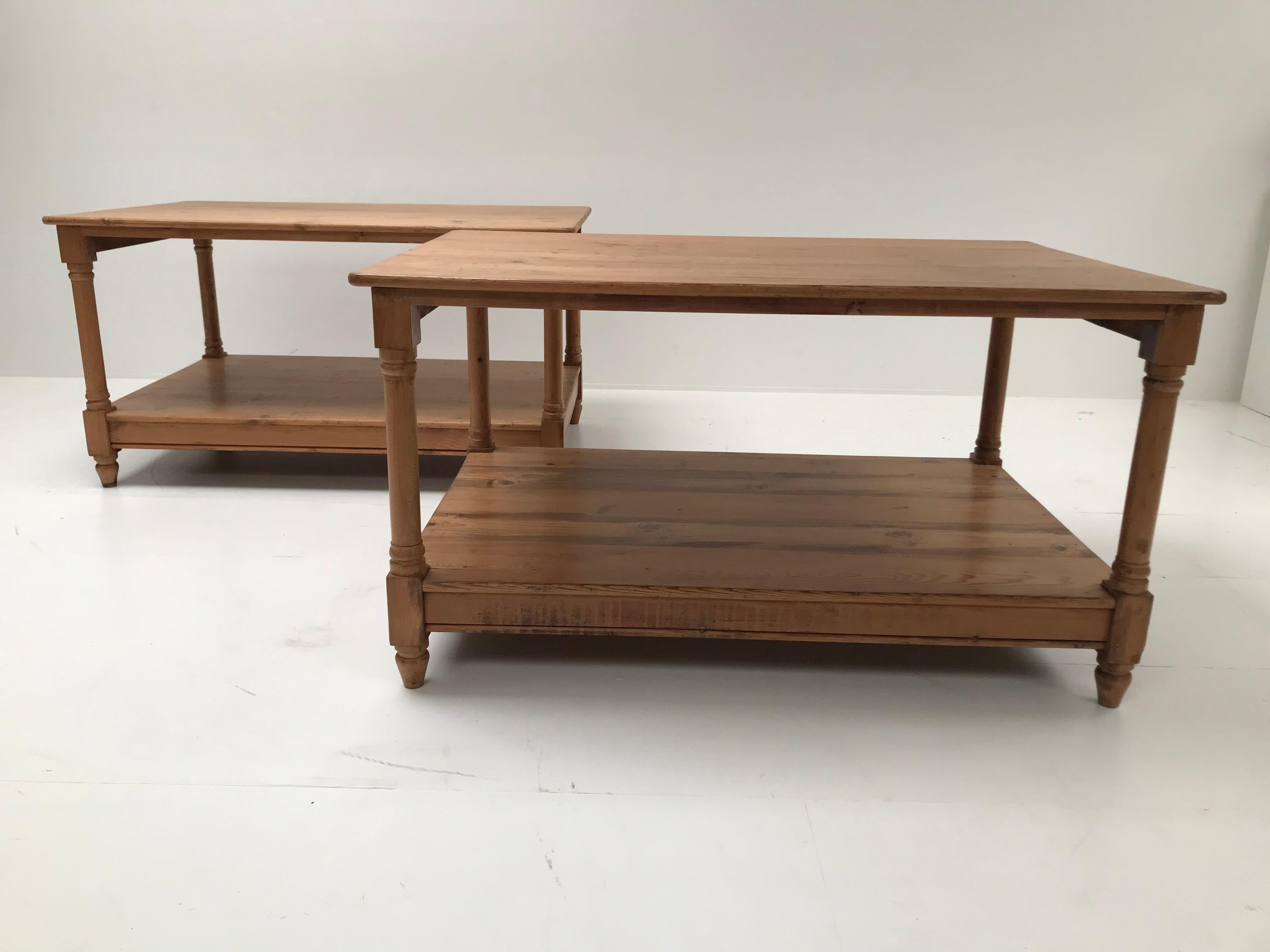 Elegante petite paire de tables de drapiers françaises,

dans un bois de pin blanchi avec une grande brillance et une patine du bois,

du sud de la France à partir de 1920 environ,

peut être utilisée à différentes fins, paire de tables très