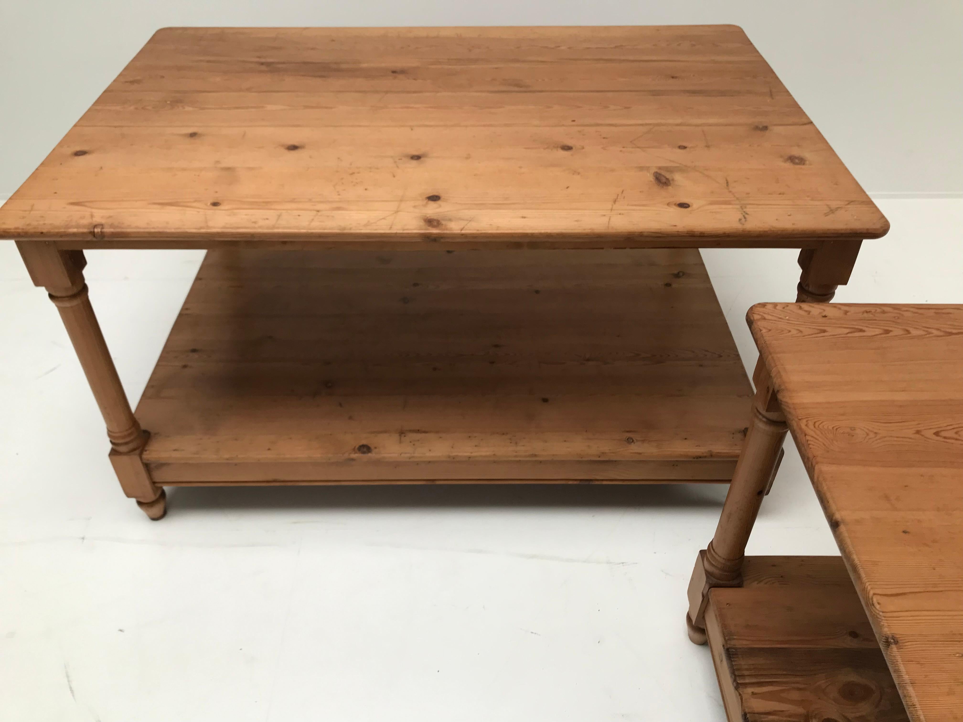Paire exceptionnelle de petites tables à tiroirs Excellent état - En vente à Schellebelle, BE