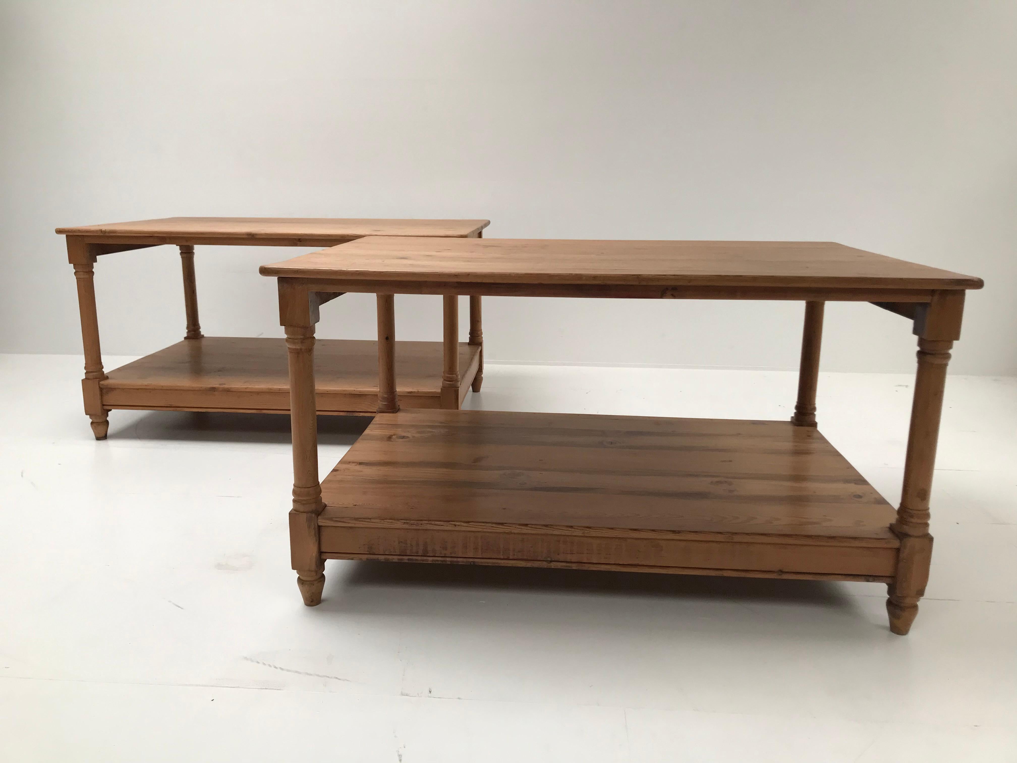 Exceptional Pair of Small Drapiers Tables For Sale 1