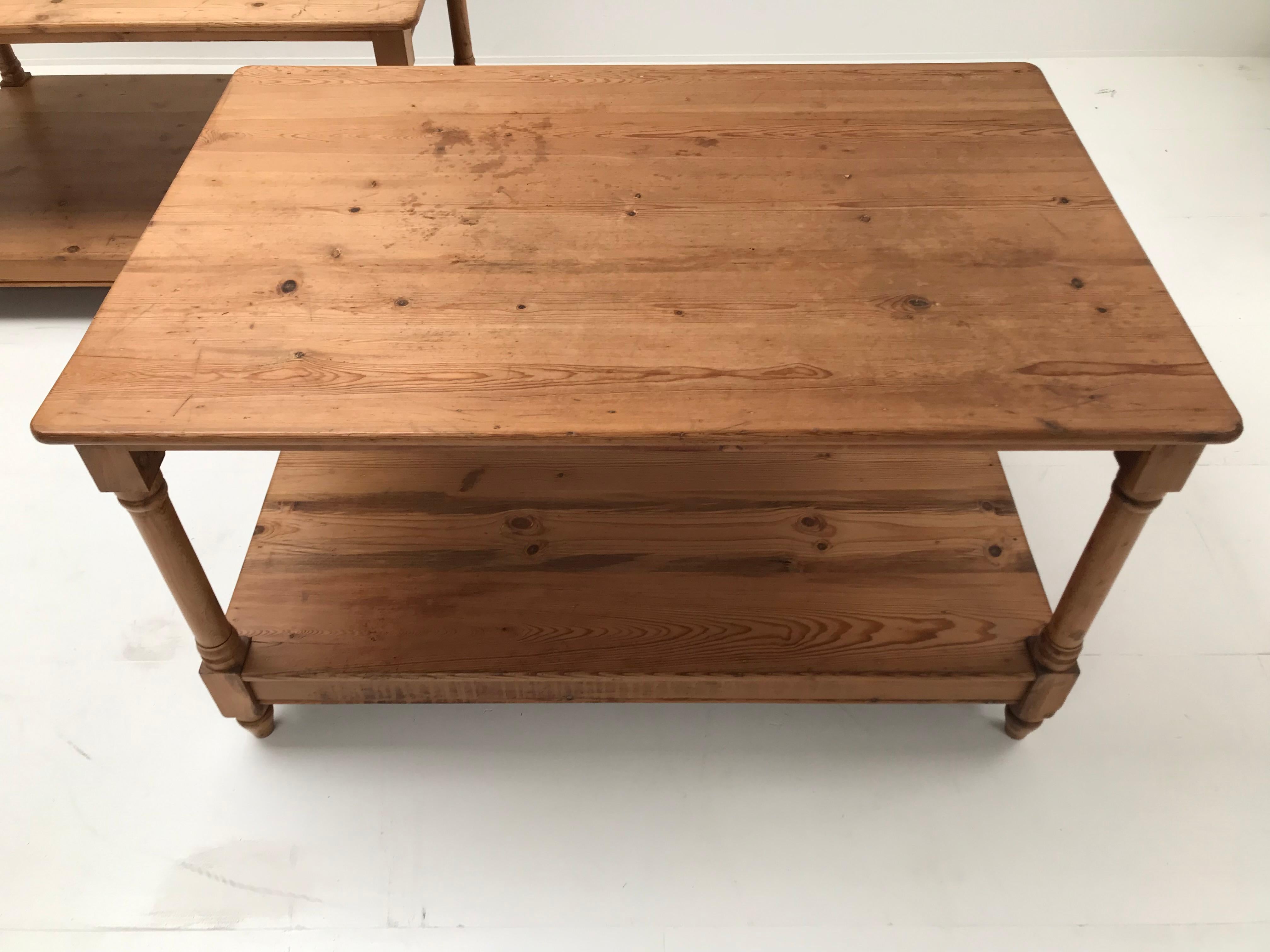 Exceptional Pair of Small Drapiers Tables For Sale 2
