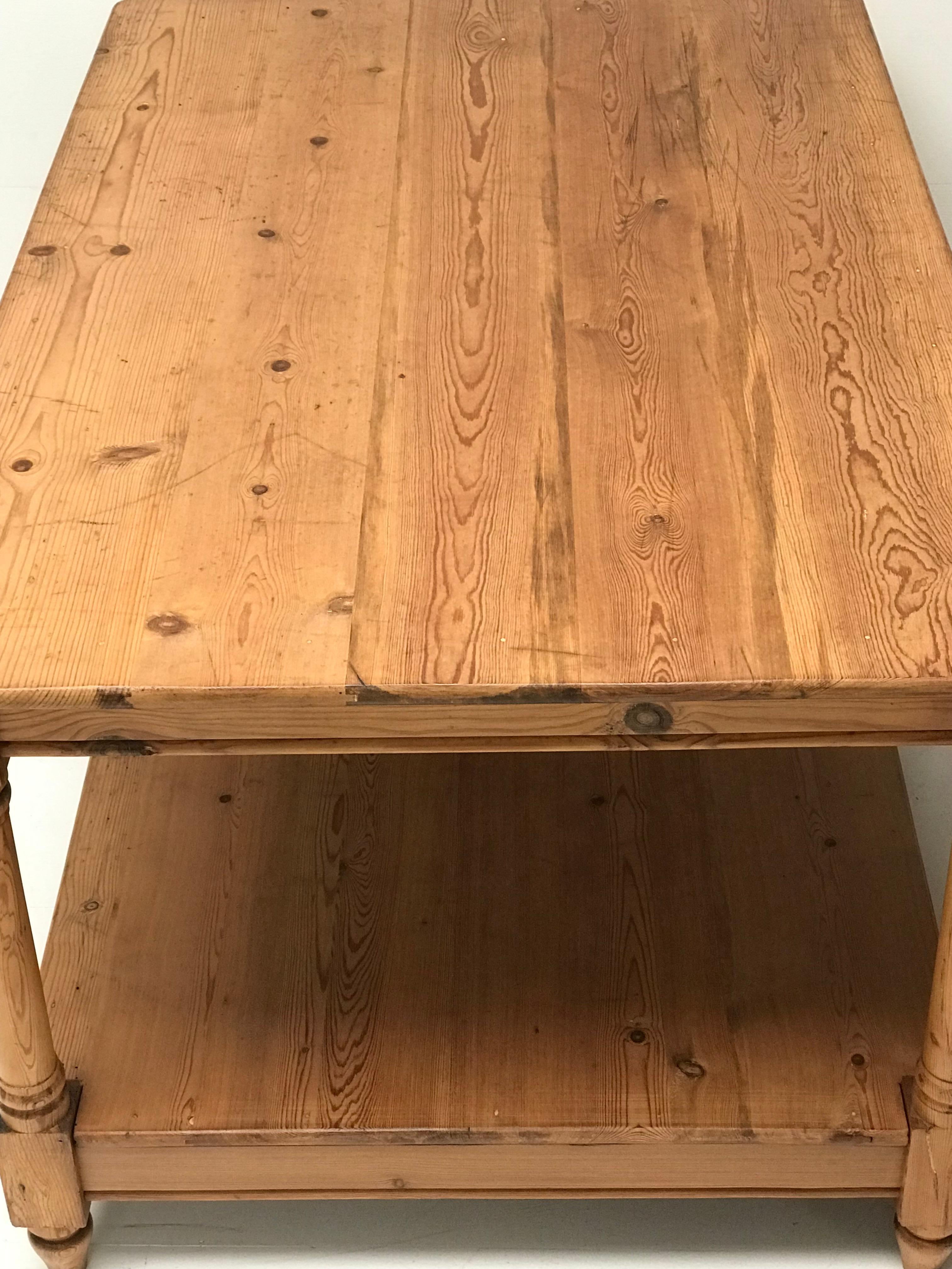 Exceptional Pair of Small Drapiers Tables For Sale 3