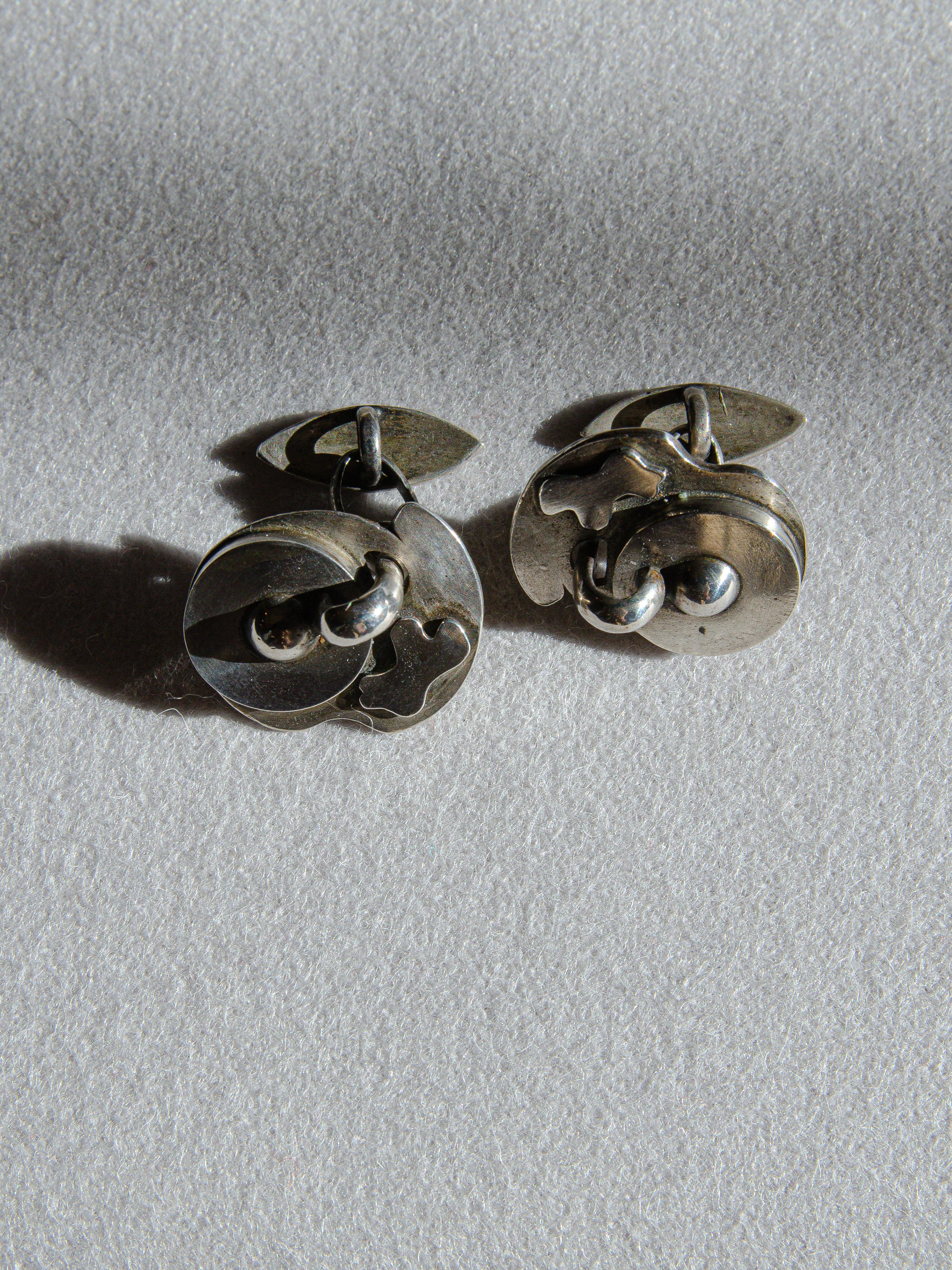 Ein fantastisches Paar Manschettenknöpfe aus Sterling, entworfen von  der ikonische modernistische Juwelier Sam Kramer aus Greenwich Village. Die biomorphen Formen sind sinnbildlich für seinen surrealistischen Stil. Er war bekannt für die Verwendung