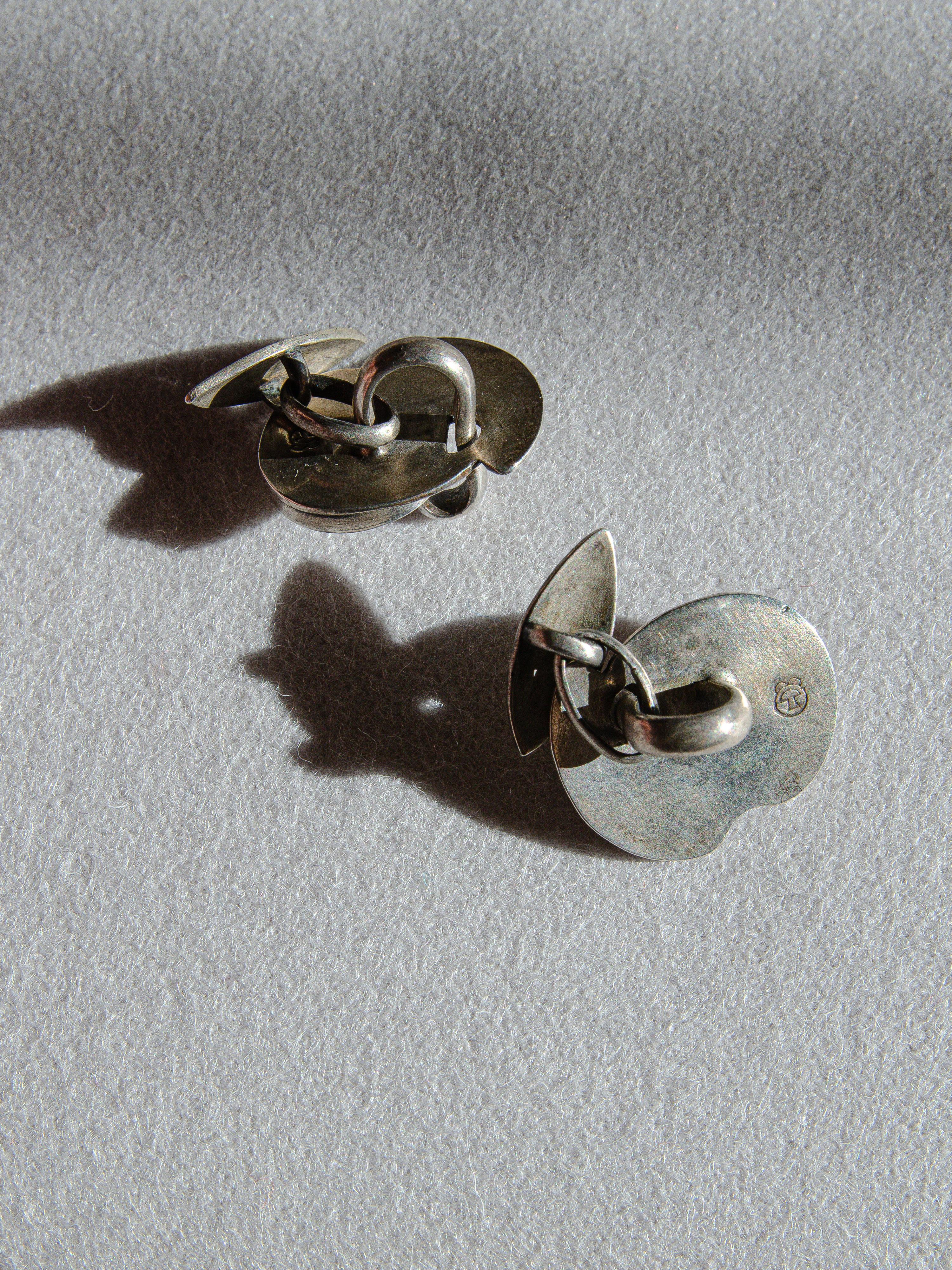 Mid-Century Modern Exceptional pair of sterling silver modernist cufflinks designed by Sam Kramer For Sale