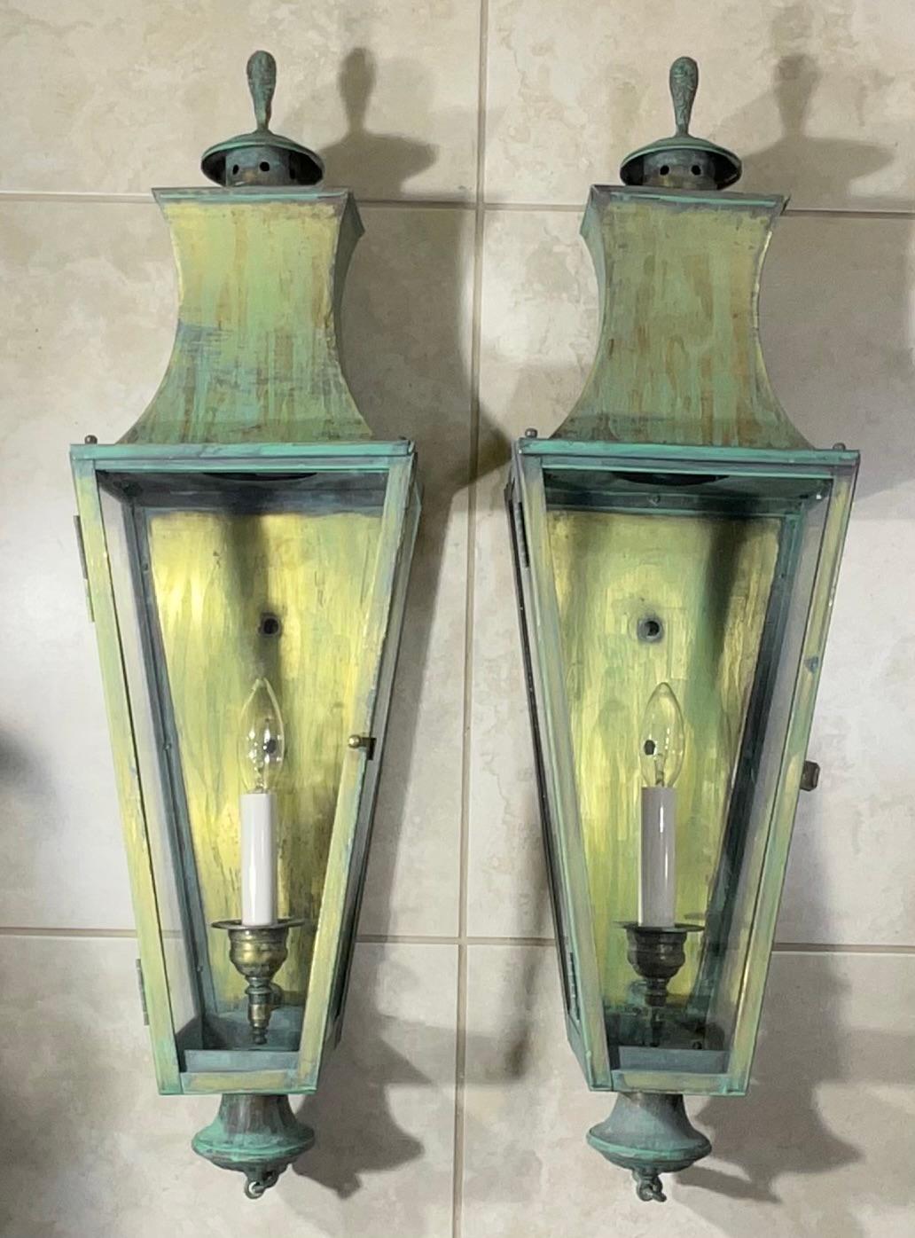 Exceptional Pair of Vintage Solid Brass Wall Lanterns - Patinated Verdigris In Good Condition For Sale In Delray Beach, FL
