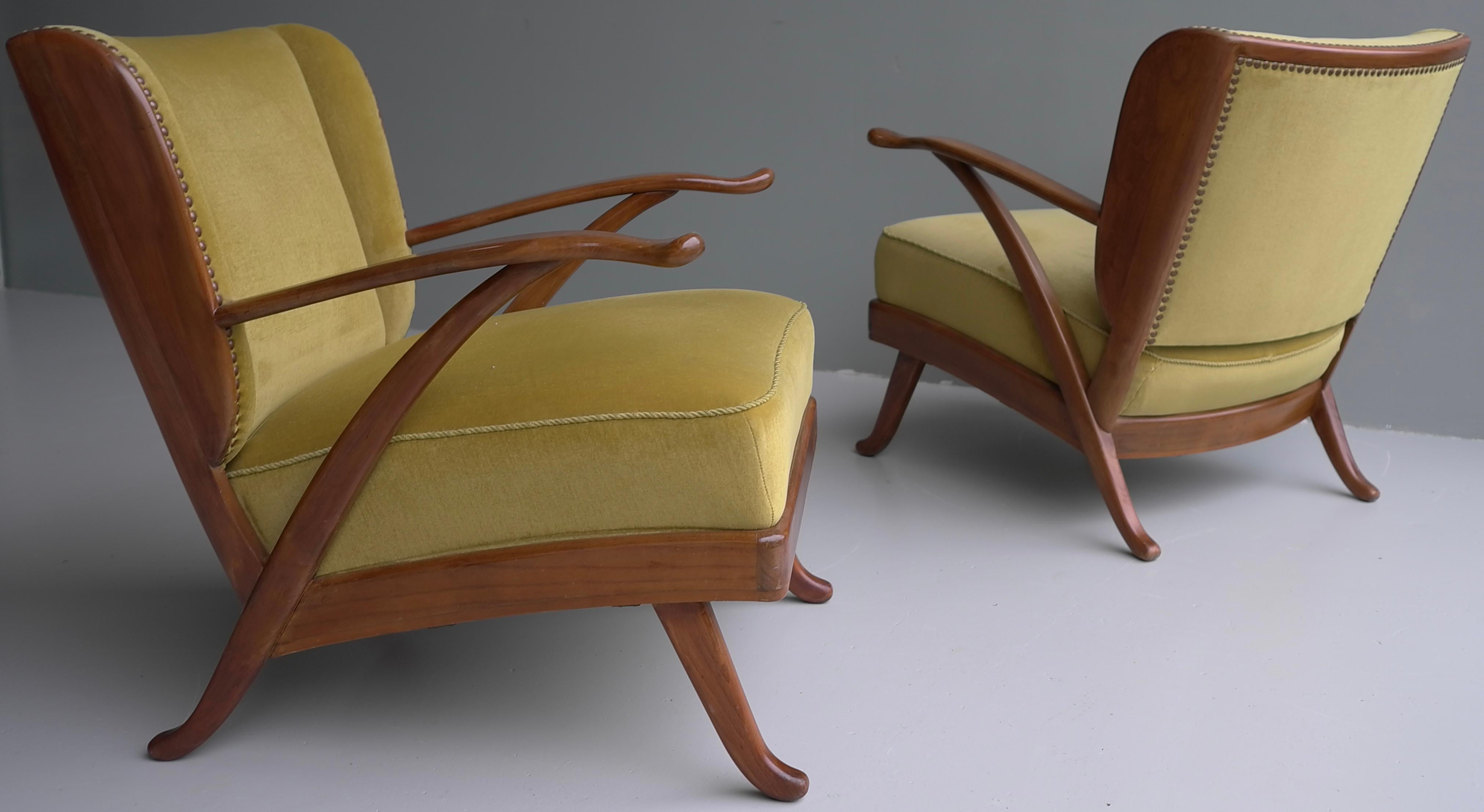 Exceptional Pair of Wingback Lounge Chairs, Walnut and Ocher Mohair, Italy 1950s

Lovely craftsmanship, shaped curved arms and Wings in solid Walnut.