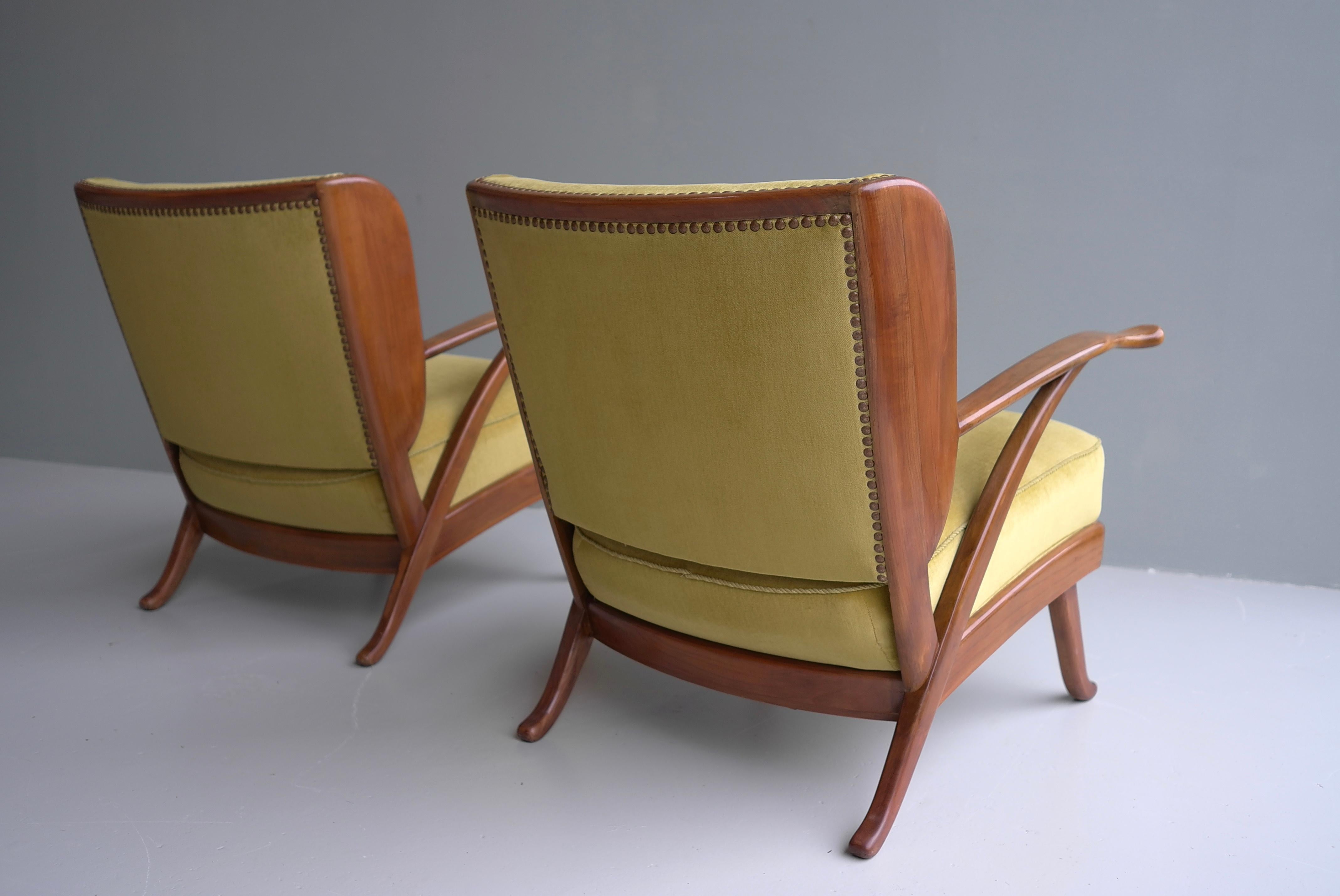 Exceptional Pair of Wingback Lounge Chairs, Walnut and Ocher Mohair, Italy 1950s In Good Condition In Den Haag, NL