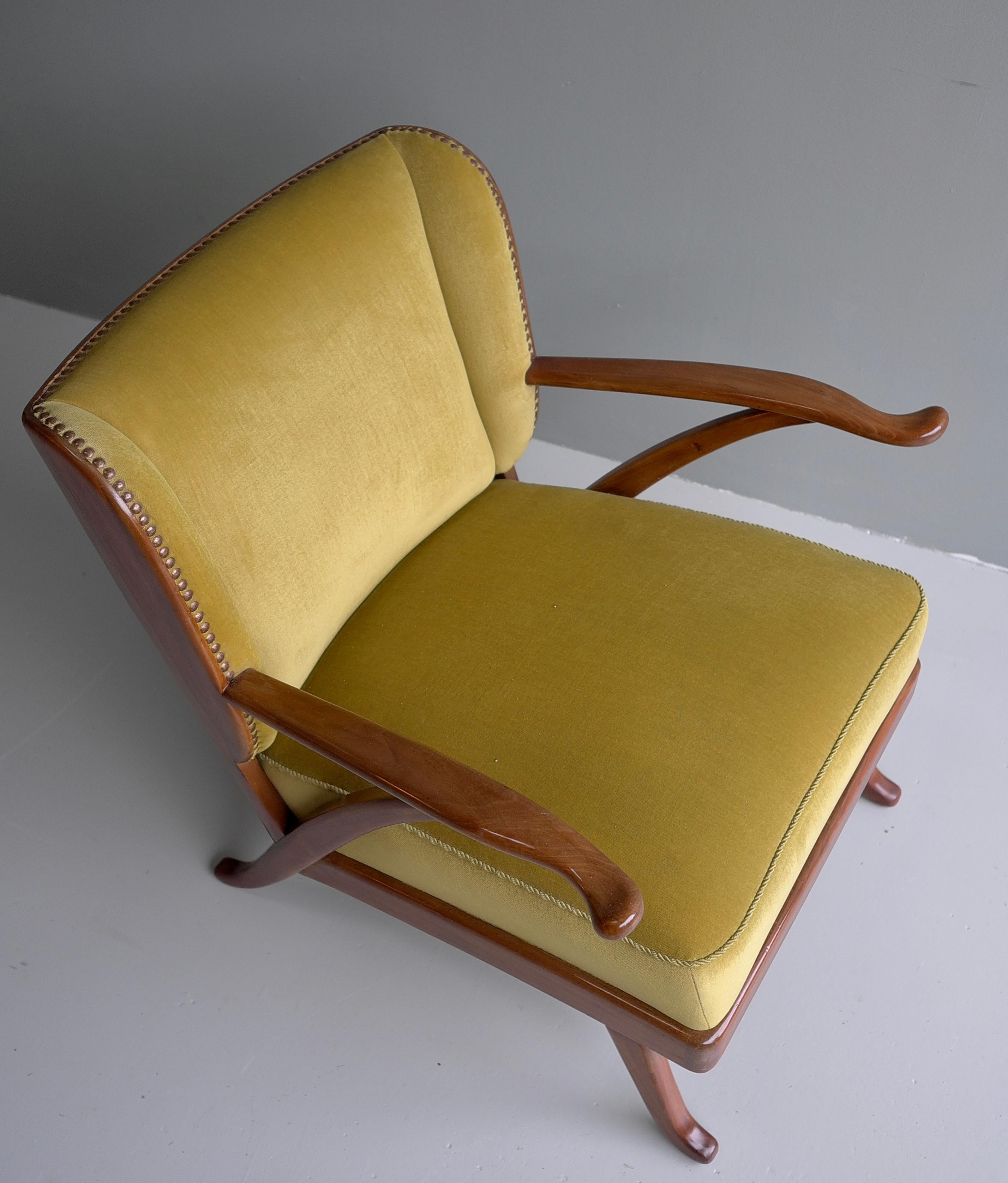 Exceptional Pair of Wingback Lounge Chairs, Walnut and Ocher Mohair, Italy 1950s 1