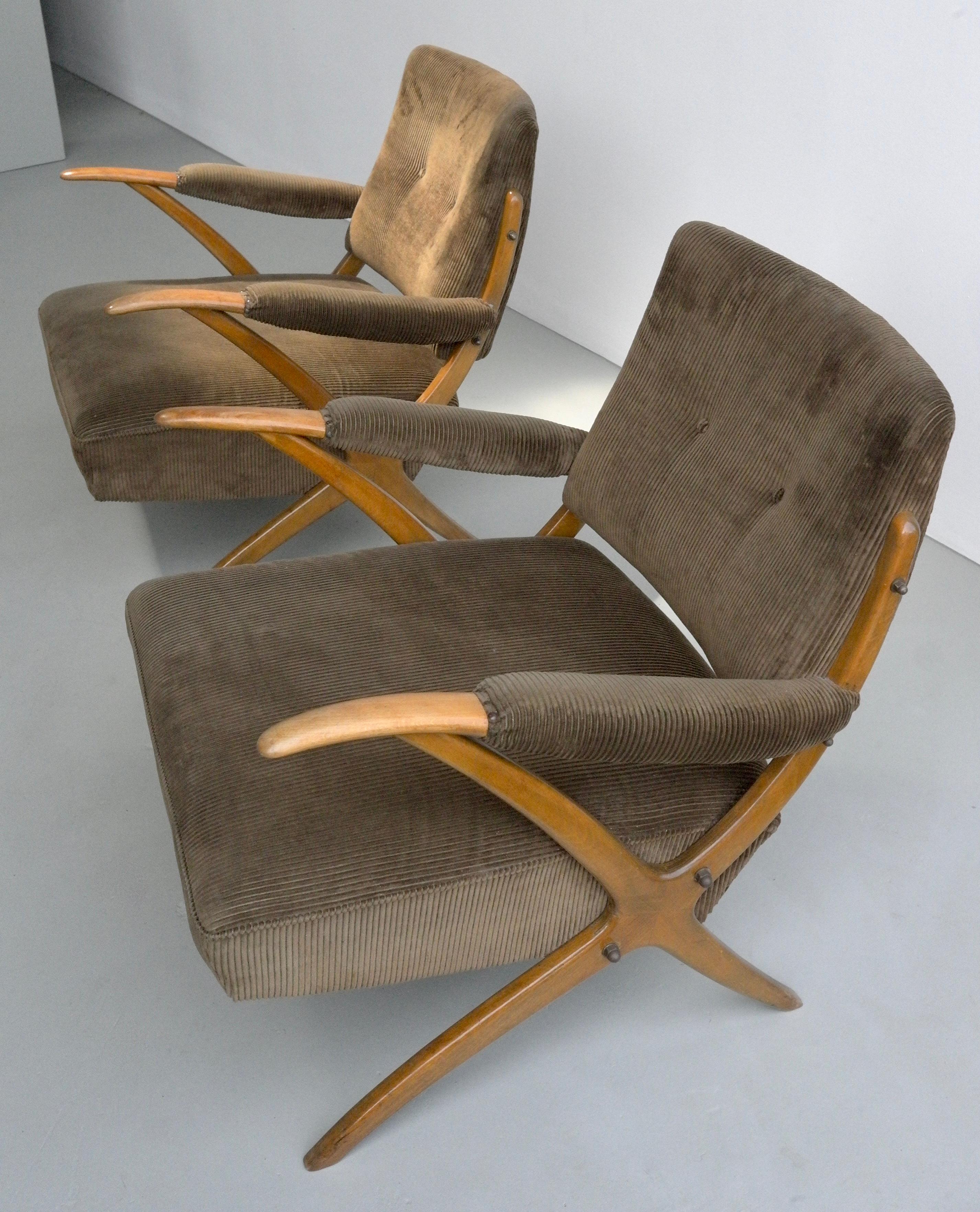 Exceptional Pair of Wooden Curved Cross-Frame Lounge Chairs, Italy, 1950s 3