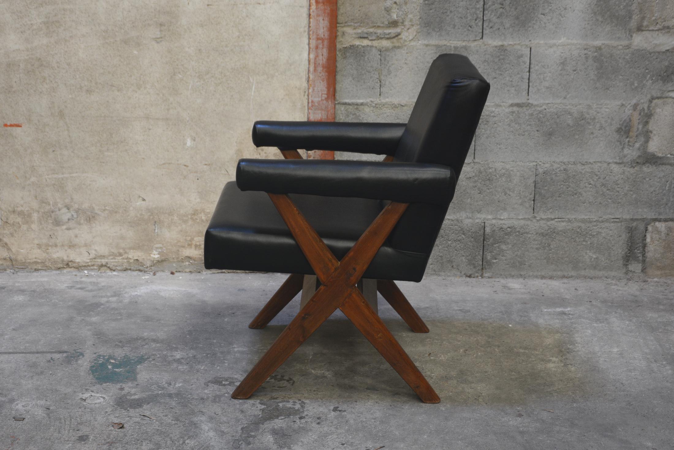 Exceptional pair of X-Leg Armchairs by Pierre Jeanneret (Teakholz) im Angebot