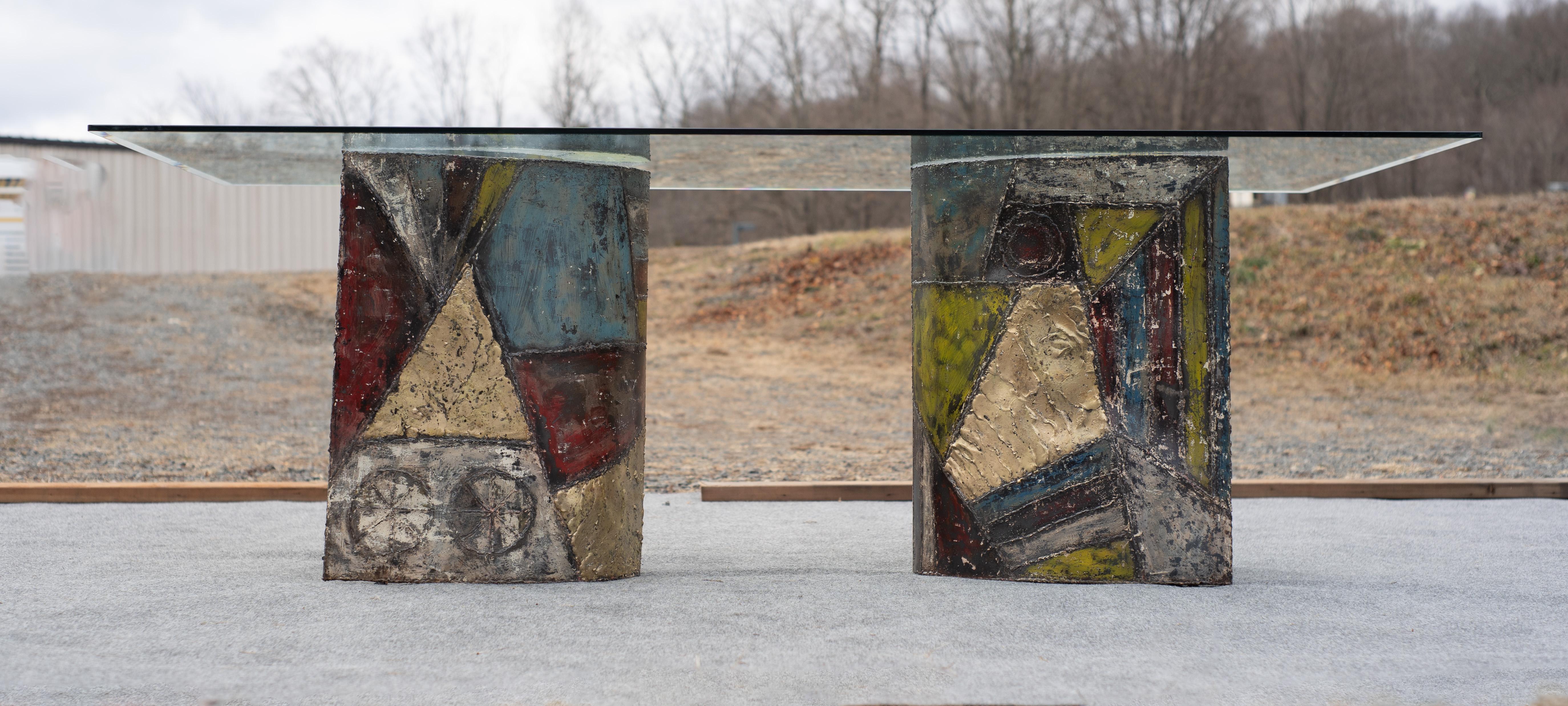 Lorsque j'ai acheté cette table à ses propriétaires d'origine en Pennsylvanie, elle avait été négligée pendant des décennies et recouverte de multiples couches de peinture mal appliquées. Je n'avais aucune idée de ce qu'il y avait en dessous. Après