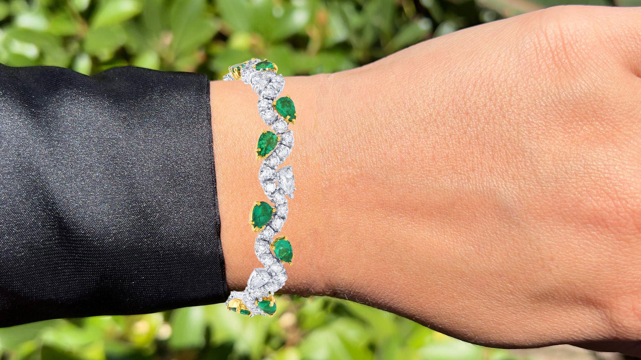 Il est accompagné d'une évaluation gemmologique par la GIA (GG/AJP).
Toutes les pierres précieuses sont naturelles
18 émeraudes = 9,08 carats
Coupe : Poire
70 diamants = 8 carats
Taille : Poire, ronde
Métal : or jaune et blanc 18K
Longueur : 7 pouces