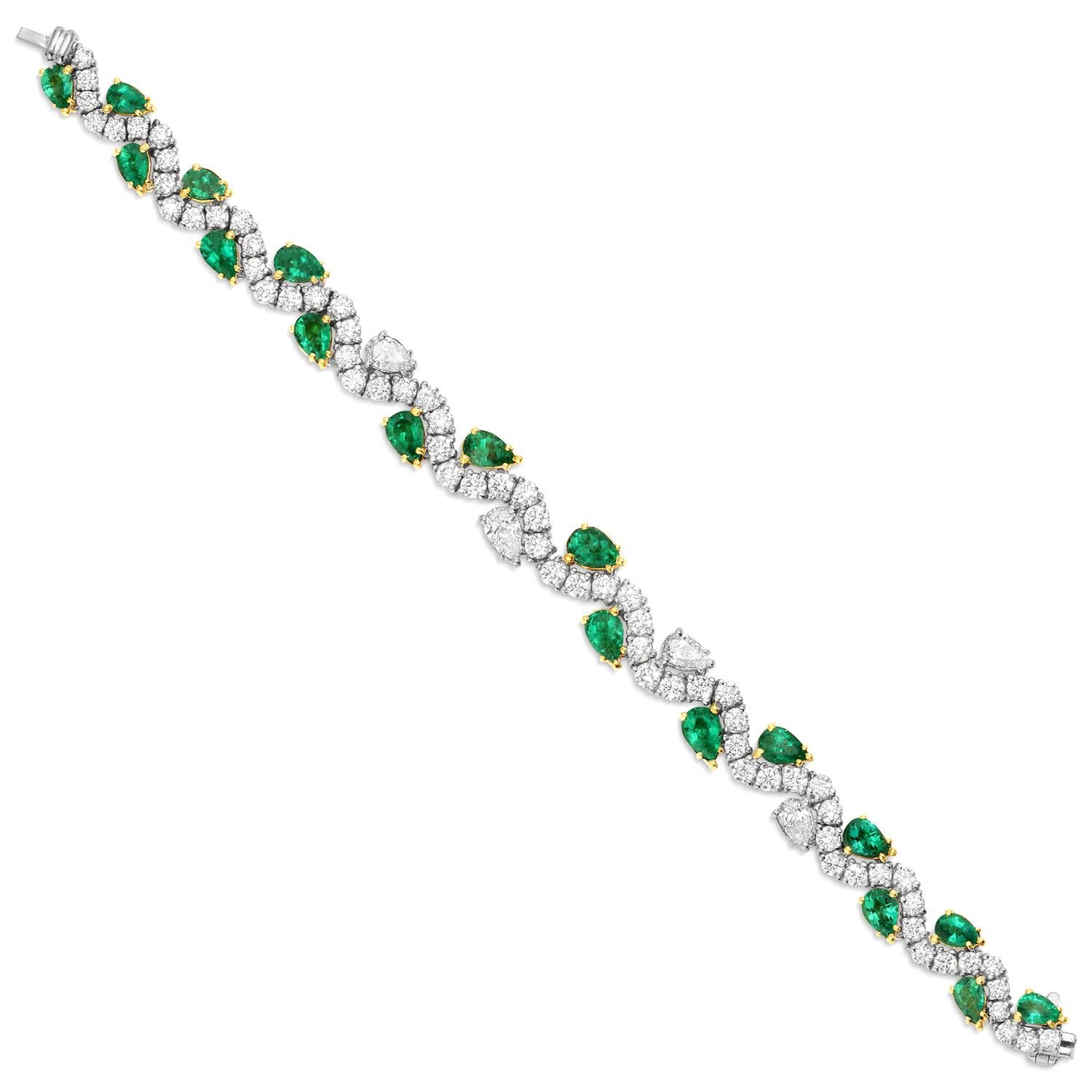 Bracelet exceptionnel d'émeraudes et de diamants de taille poire 17 carats en or 18K Excellent état - En vente à Aliso Viejo, CA