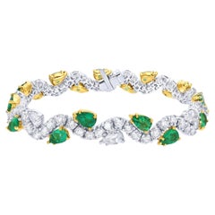 Exceptional Pear Cut Emerald and Diamond Bracelet 17 Carats 18K Gold
