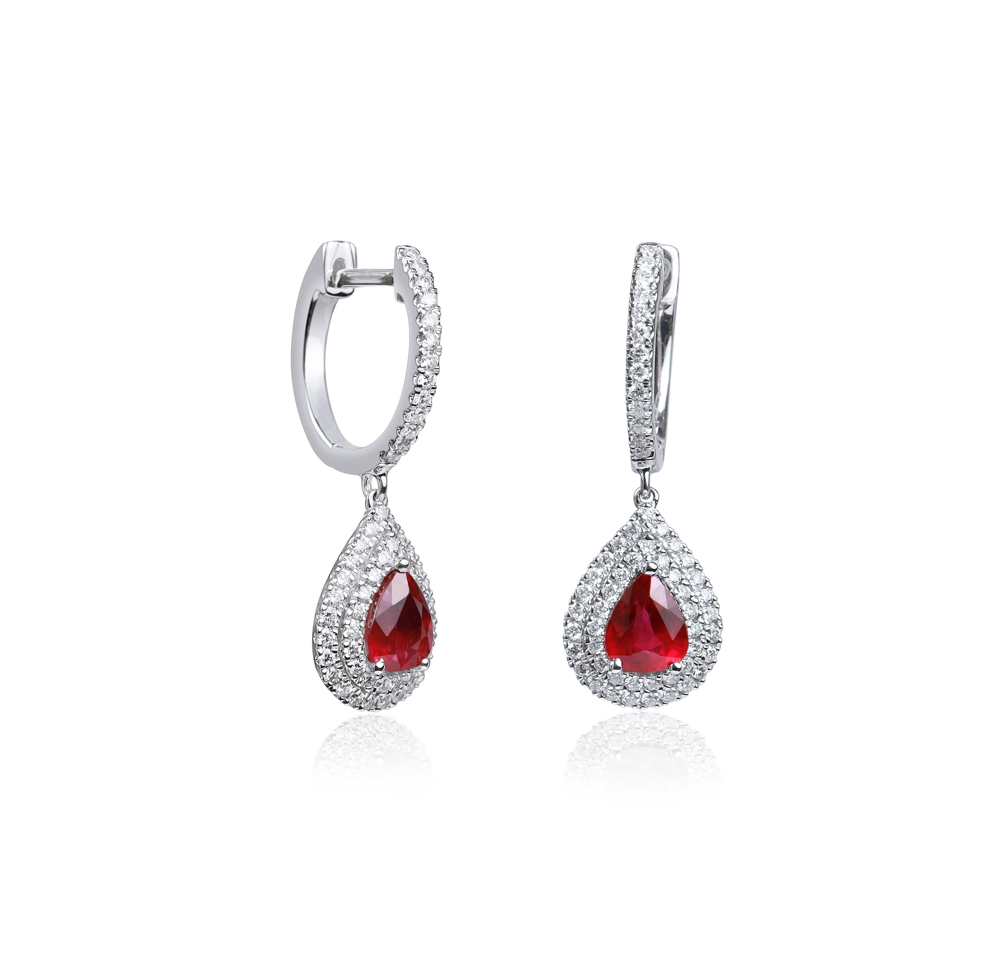 Art déco Exceptionnelles boucles d'oreilles pendantes en or 18 carats avec rubis naturel poire et diamant halo en vente
