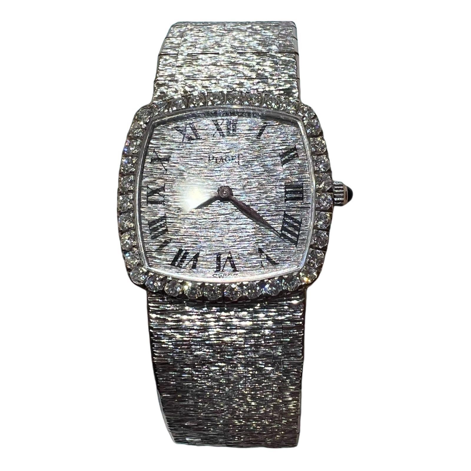 Erleben Sie Luxus und Eleganz mit dieser außergewöhnlichen Piaget Weißgold 18K Damenuhr Modell 923 A6. Diese Armbanduhr mit mechanischem (manuellem) Uhrwerk verfügt über ein wunderschönes quadratisches Gehäuse aus Weißgold mit einem atemberaubenden