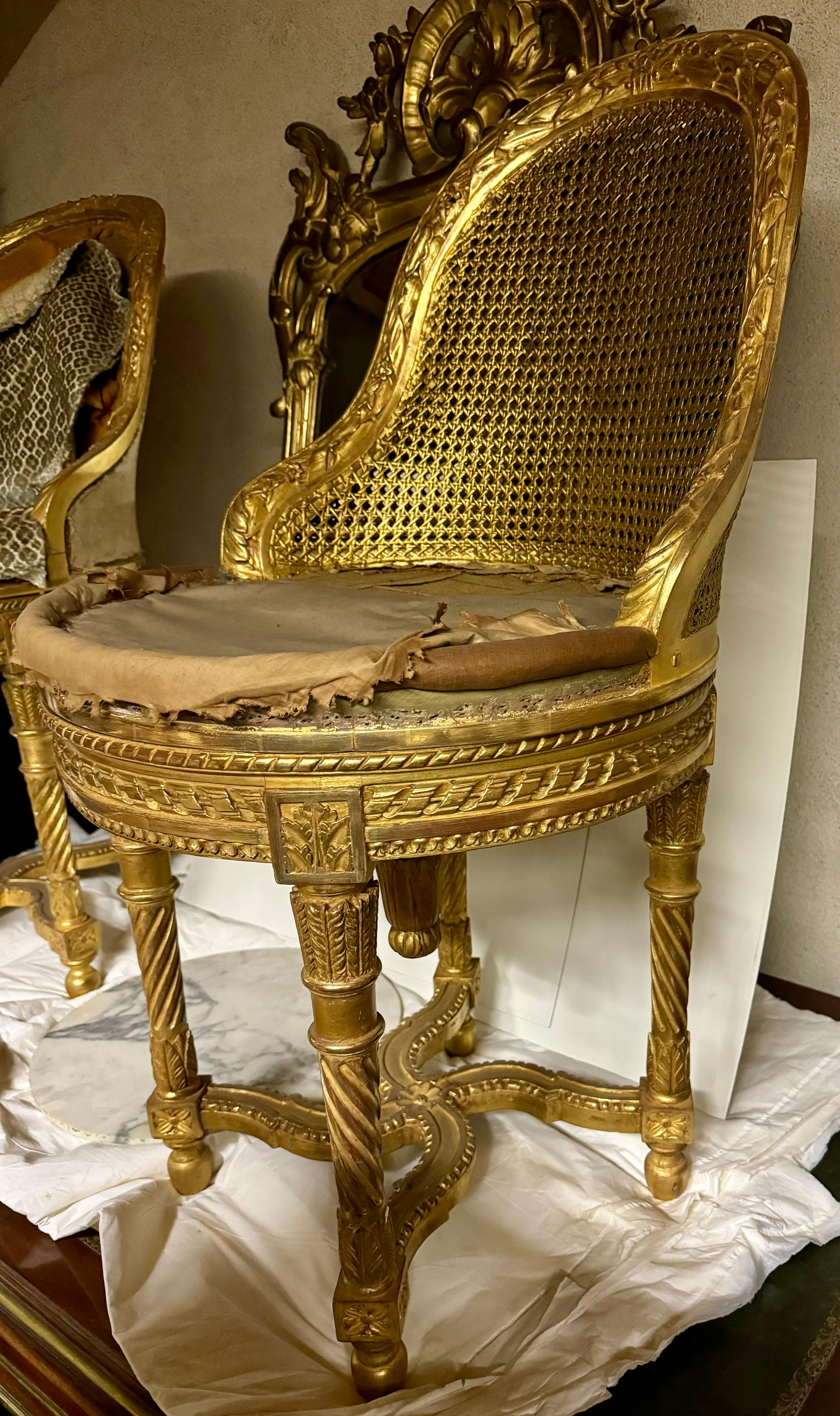 Louis XVI Exceptionnels fauteuils en bois doré pour piano en vente