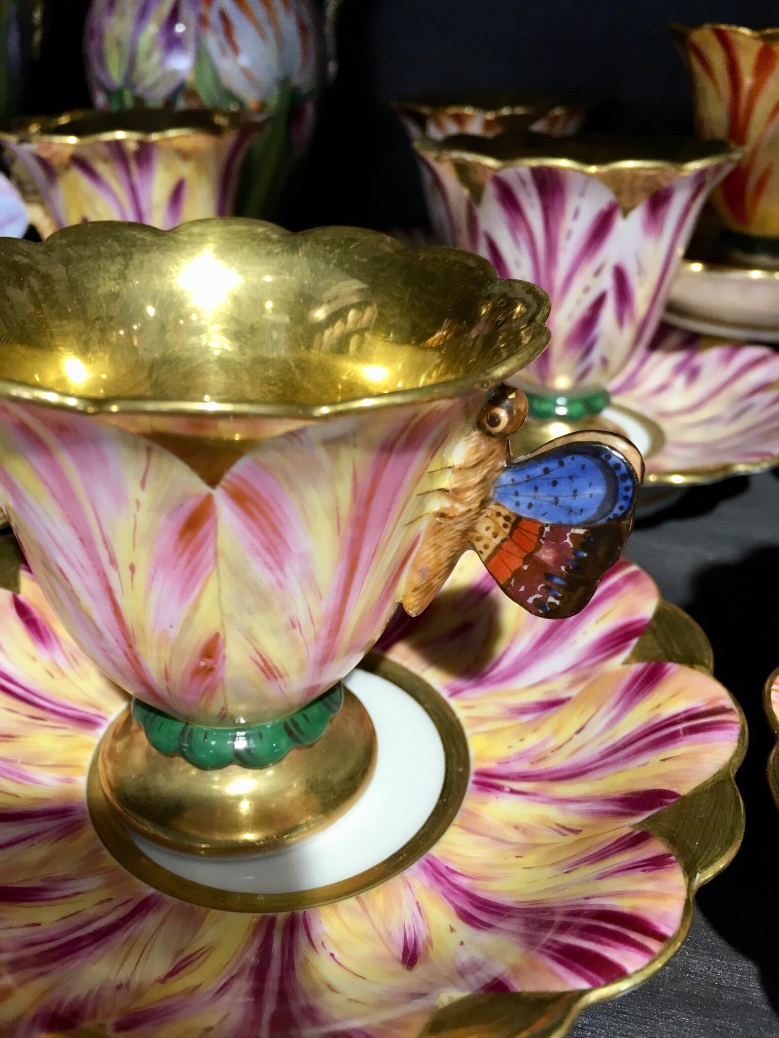 Exceptional coffee service, circa 1850, Porcelain of Paris. Hand-painted and rare.
A pattern of tulips and multicolored butterflies.
This service is composed of 11 coffee cups, 11 cups, one coffee maker, one water jug, one milk jug and one sugar