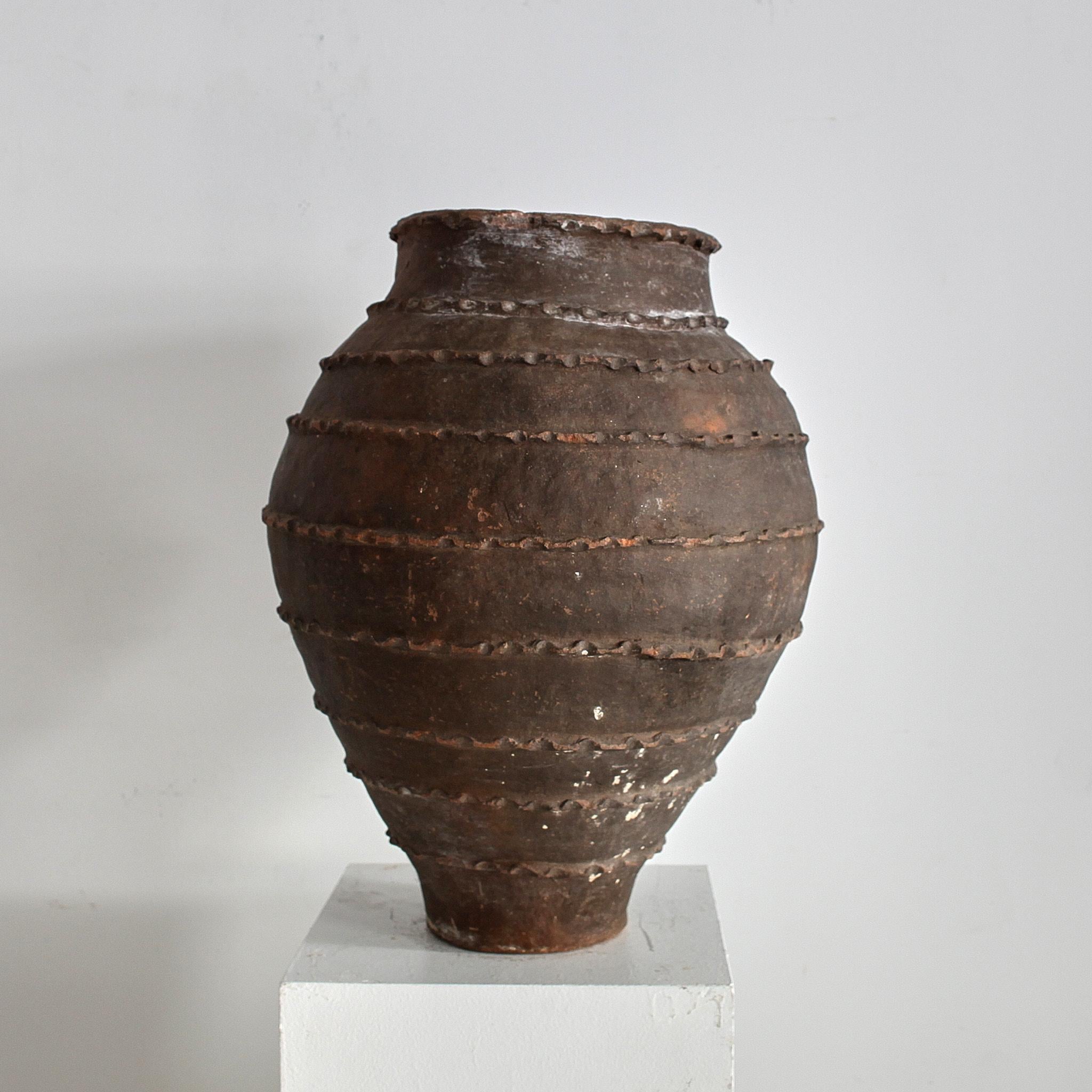 Portugais Exceptionnel grand récipient portugais primitif Wabi Sabi en terre cuite du 18ème siècle en vente