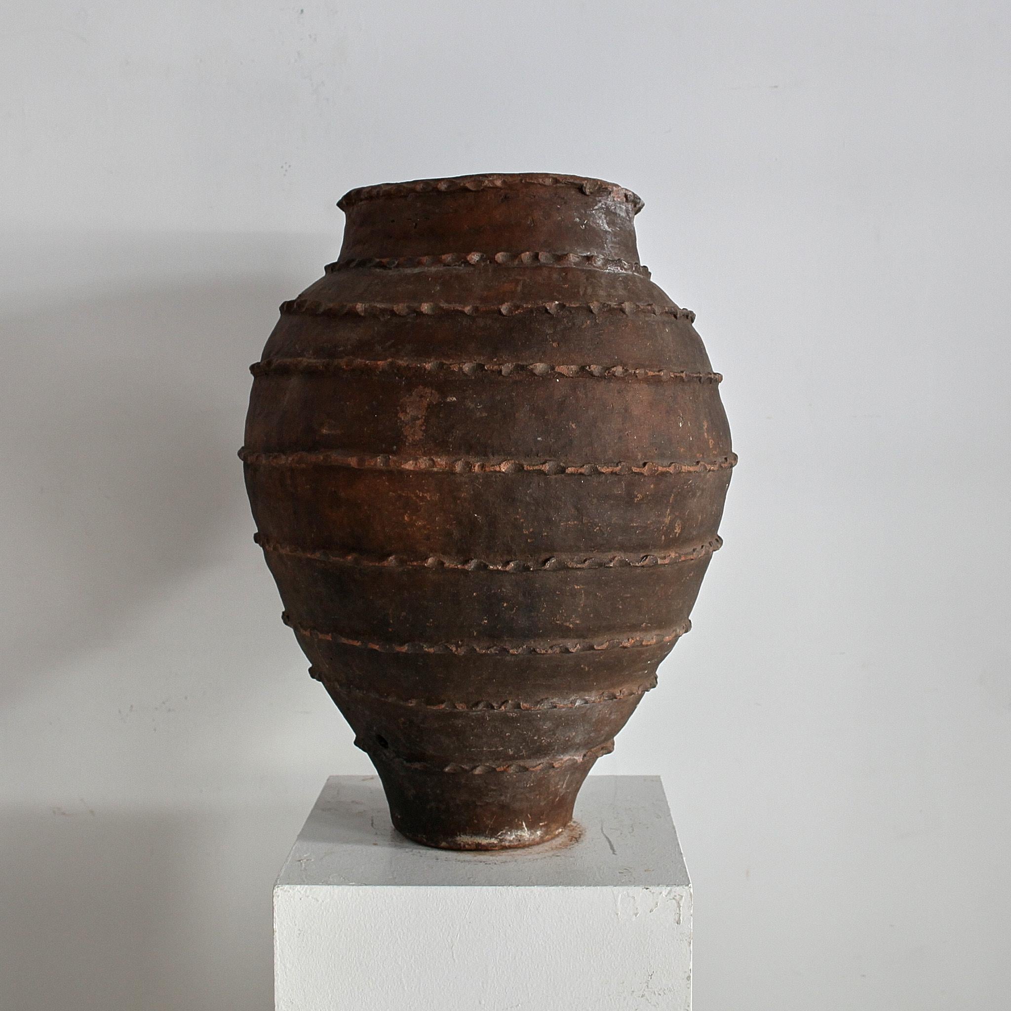 Exceptionnel grand récipient portugais primitif Wabi Sabi en terre cuite du 18ème siècle Bon état - En vente à London, GB