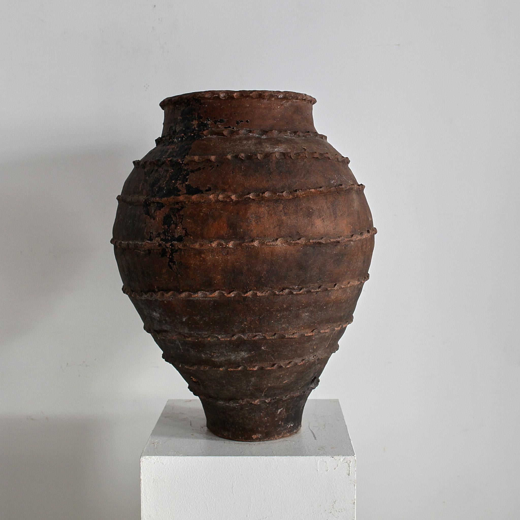 XVIIIe siècle et antérieur Exceptionnel grand récipient portugais primitif Wabi Sabi en terre cuite du 18ème siècle en vente