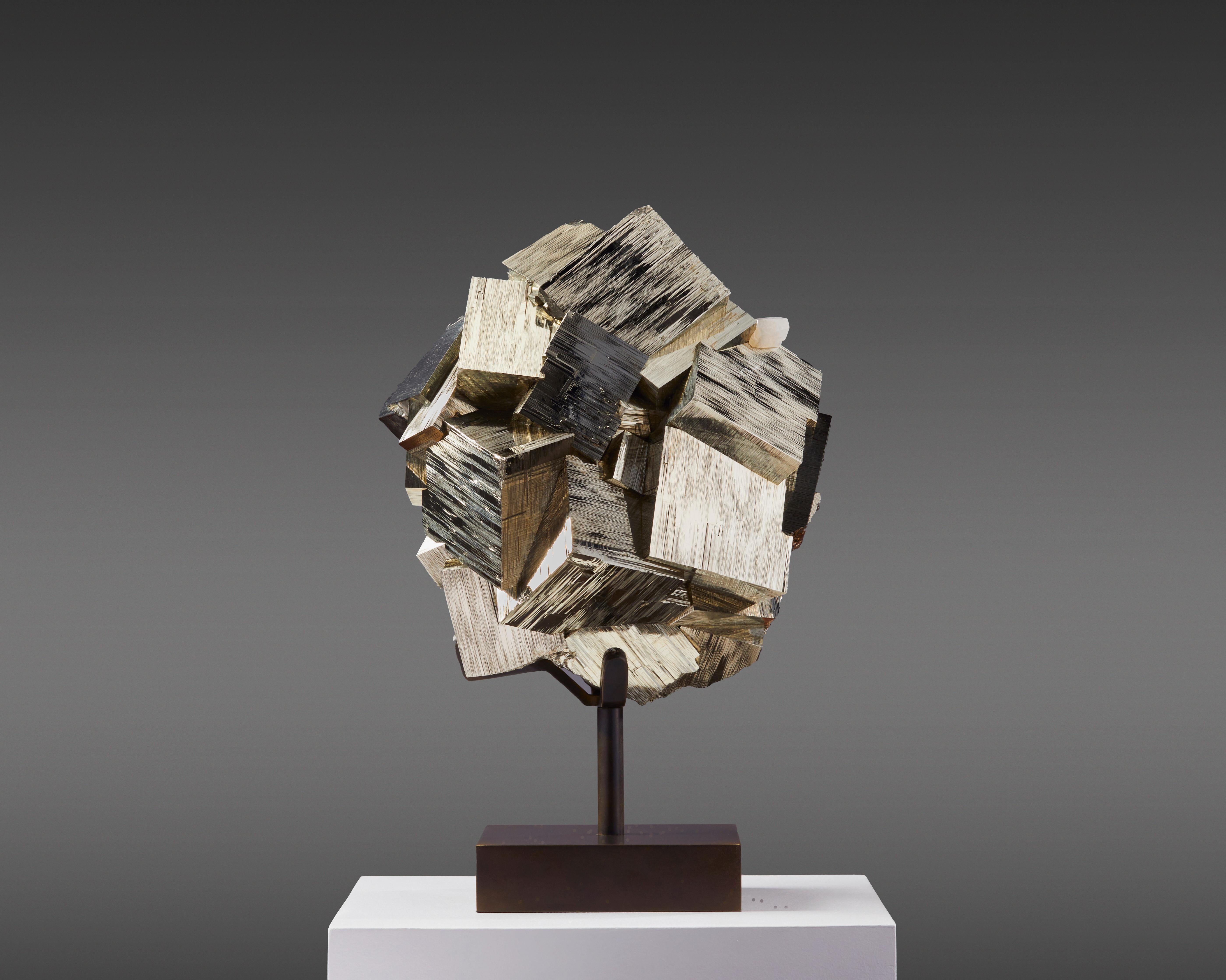 Pièce en pyrite provenant des sols riches en minéraux du Pérou.
est une symphonie d'éclat métallique et de précision géométrique.
Ses cristaux cubiques parfaits sont imbriqués les uns dans les autres dans une présentation captivante,
chacun