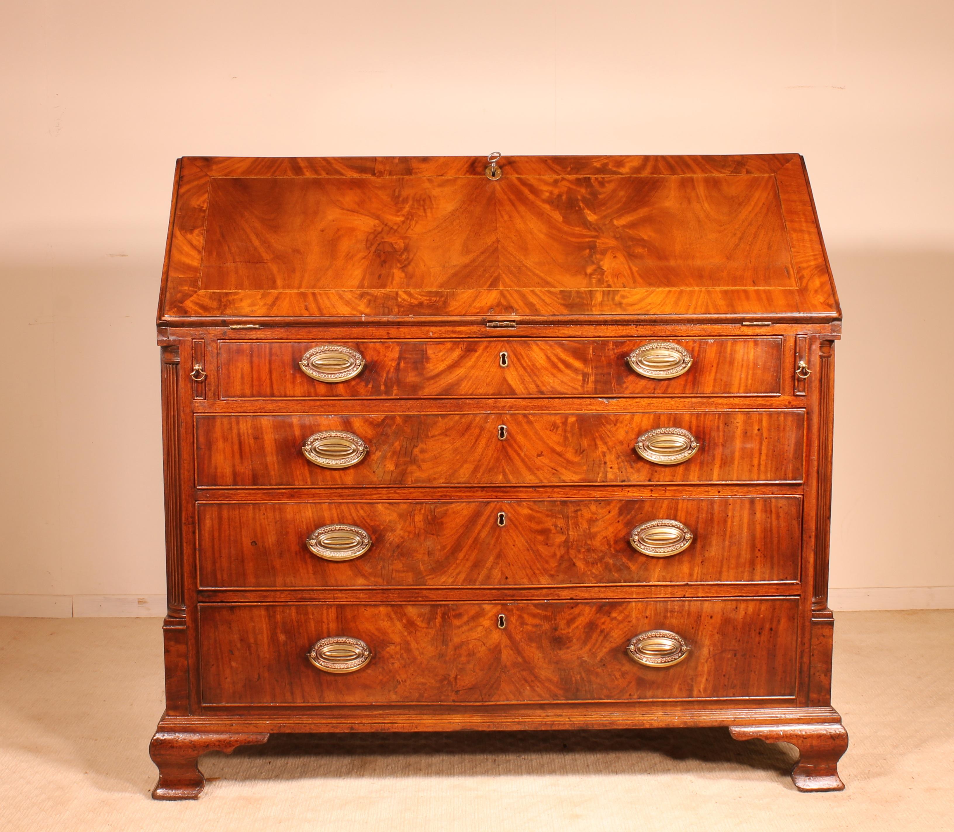 Exceptional Georgian bureau in mahogany 18th century of superb quality. 

This beautiful bureau stands out by a beautiful interior and its beautiful quality of execution. The cabinetmaker has managed to vary solid mahogany as well as mahogany