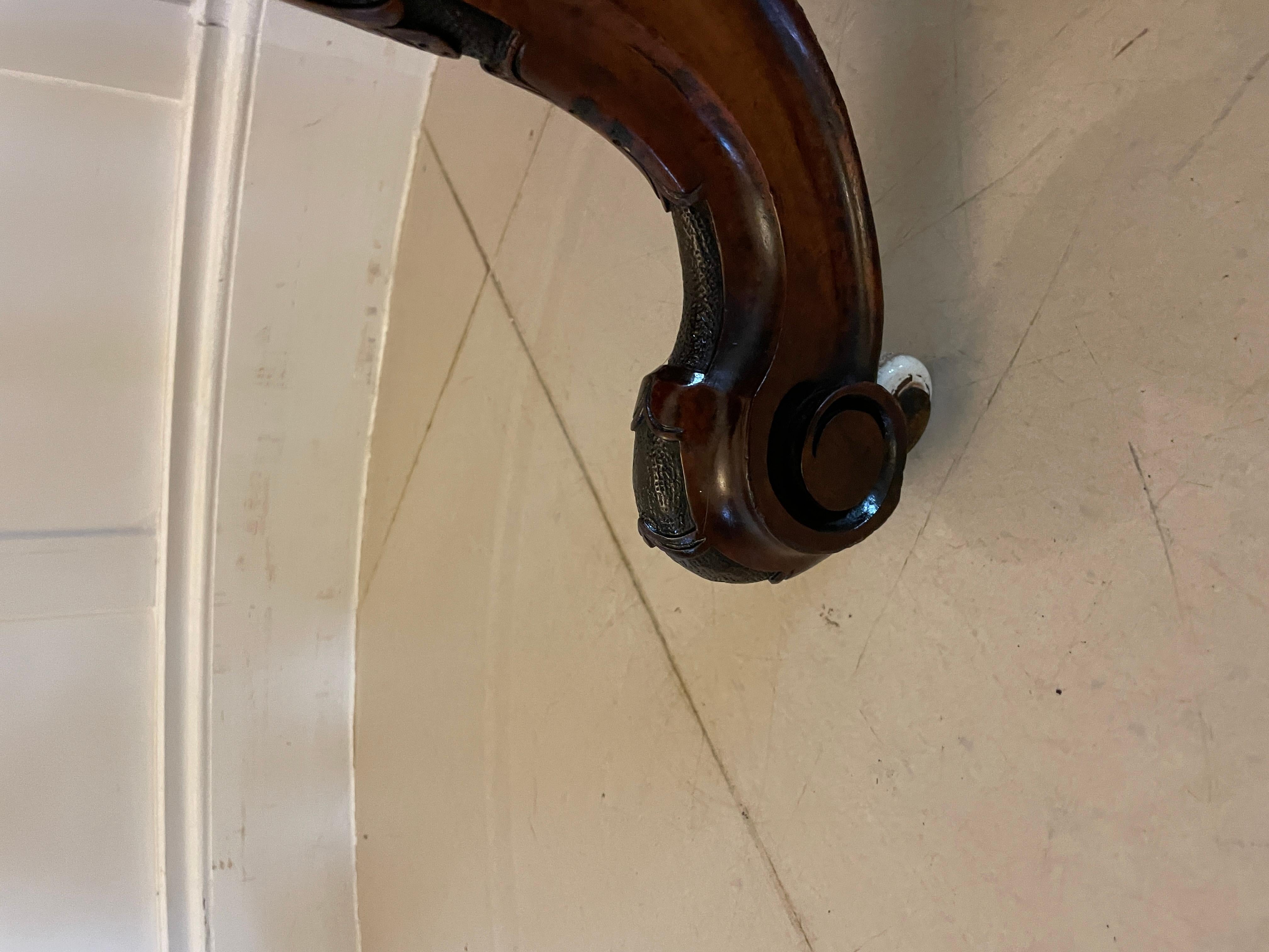 Table console ancienne de qualité exceptionnelle en ronce de noyer incrustée de marqueterie florale en vente 3