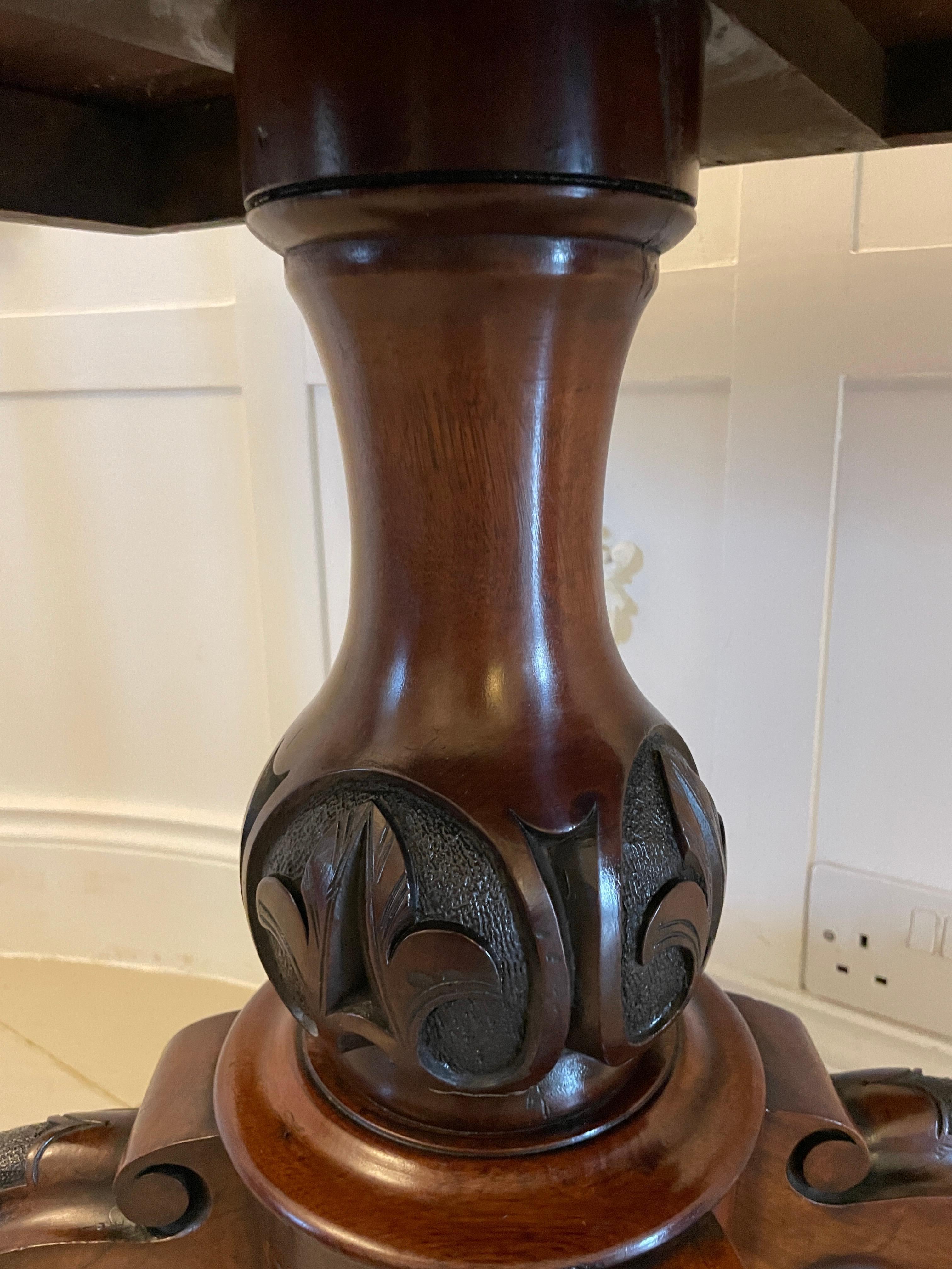 Table console ancienne de qualité exceptionnelle en ronce de noyer incrustée de marqueterie florale en vente 5
